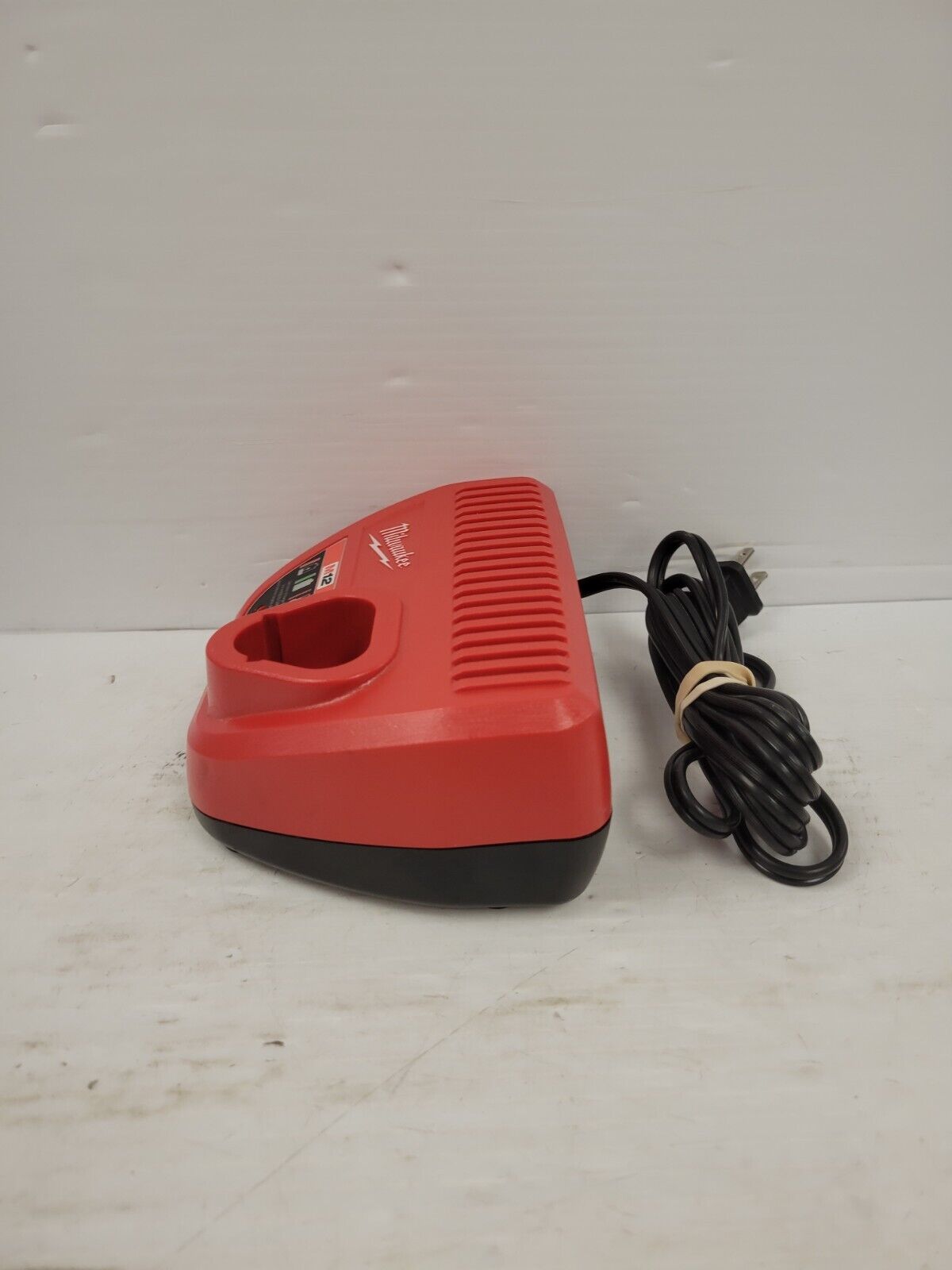 (61781-3) Milwaukee 48-54-2401 Charger