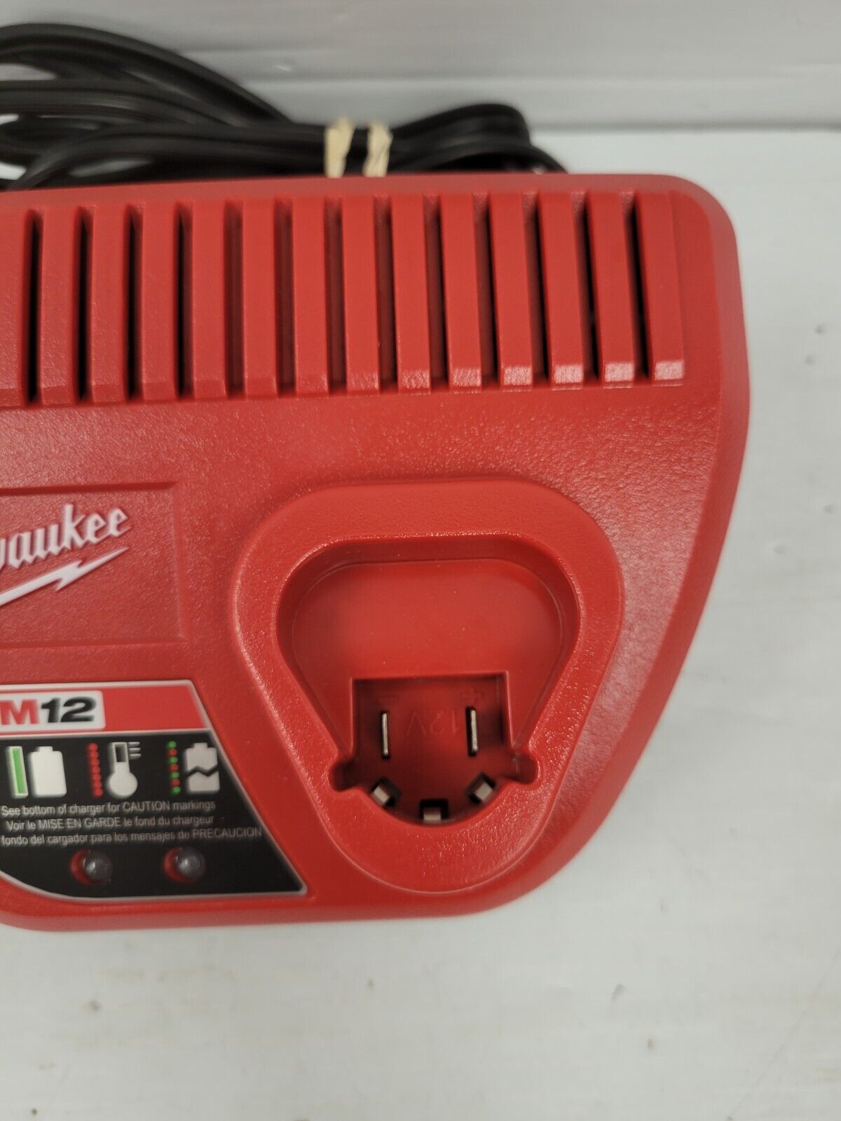 (67234-4 B) Milwaukee 48-59-2401 M12 Charger