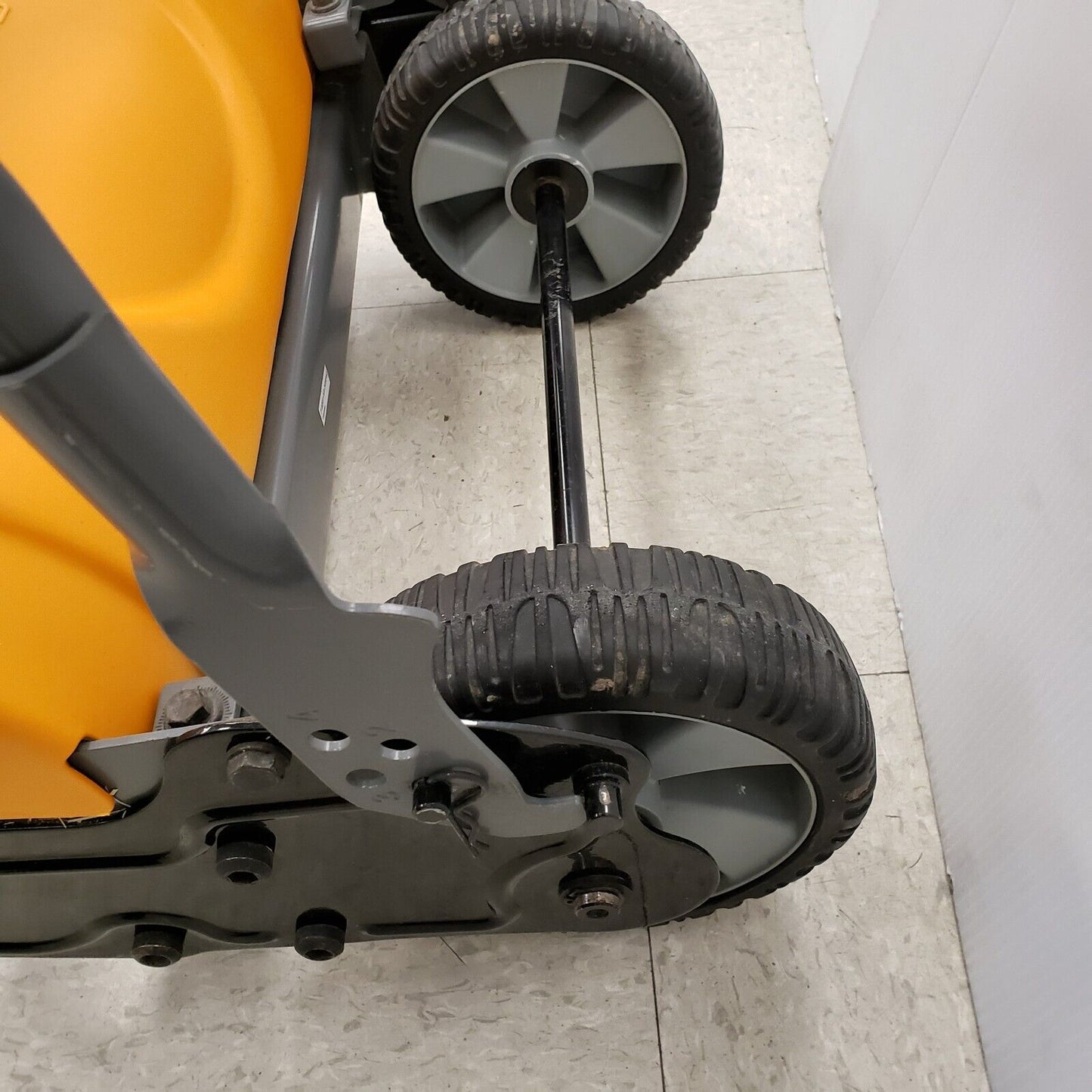 (54906-1) Tondeuse à gazon poussée Fiskars