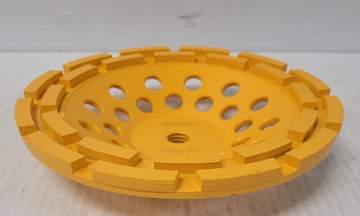(N78704-5) DeWalt DW4775 Meule diamantée à double rangée de 7 po