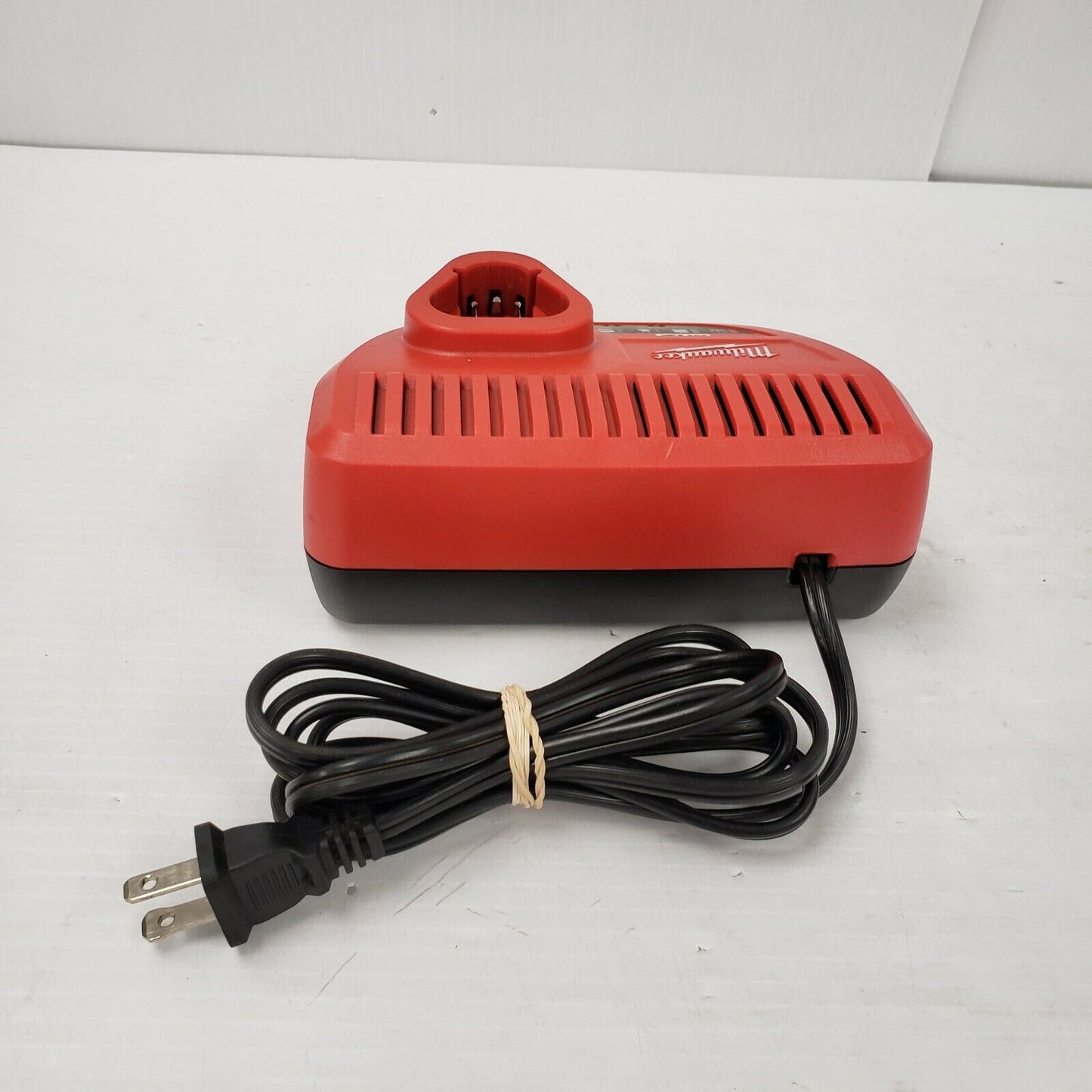 (22905-1) Chargeur de batterie Milwaukee 58-59-2401 M12