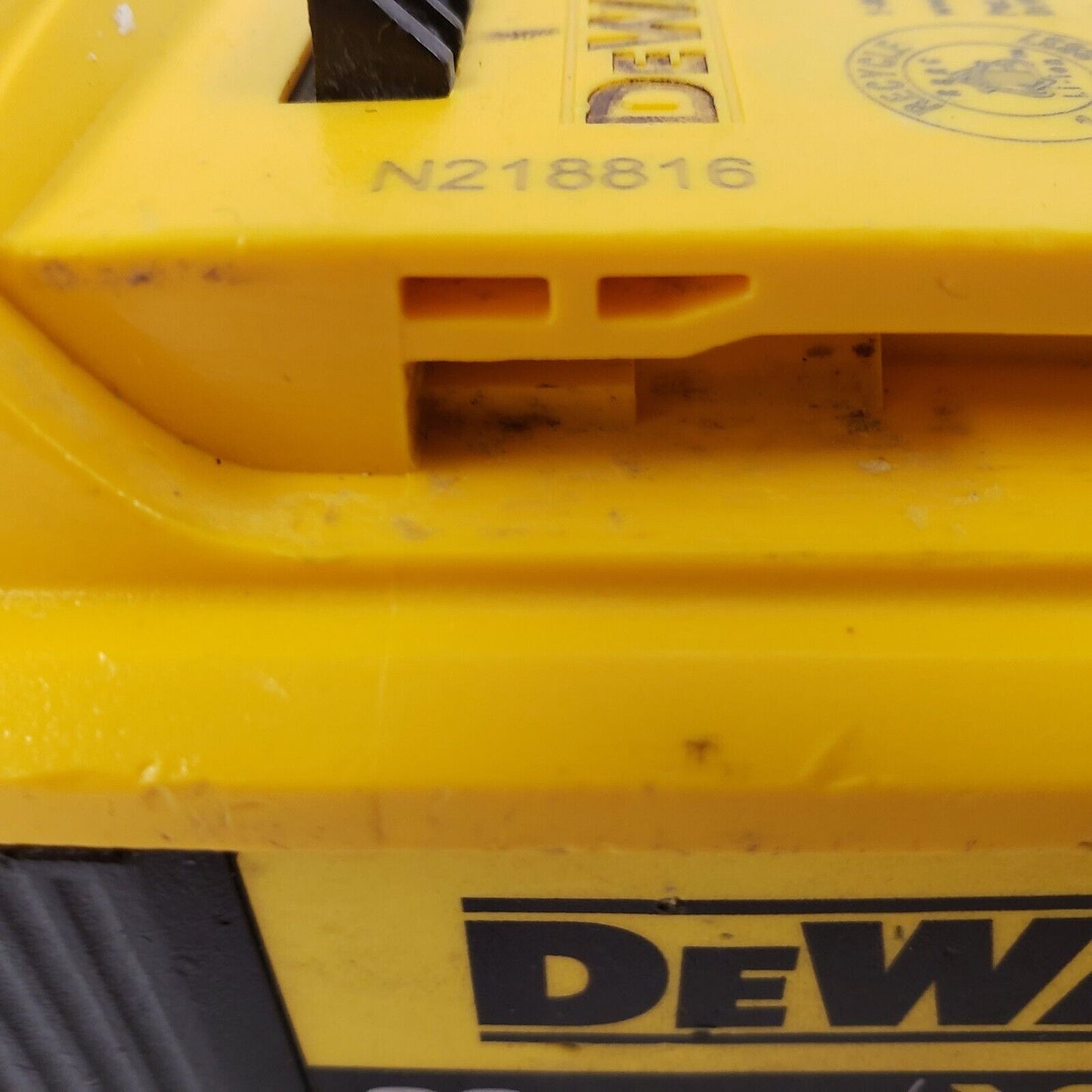 (I-34478B) Dewalt DCB205 Battery