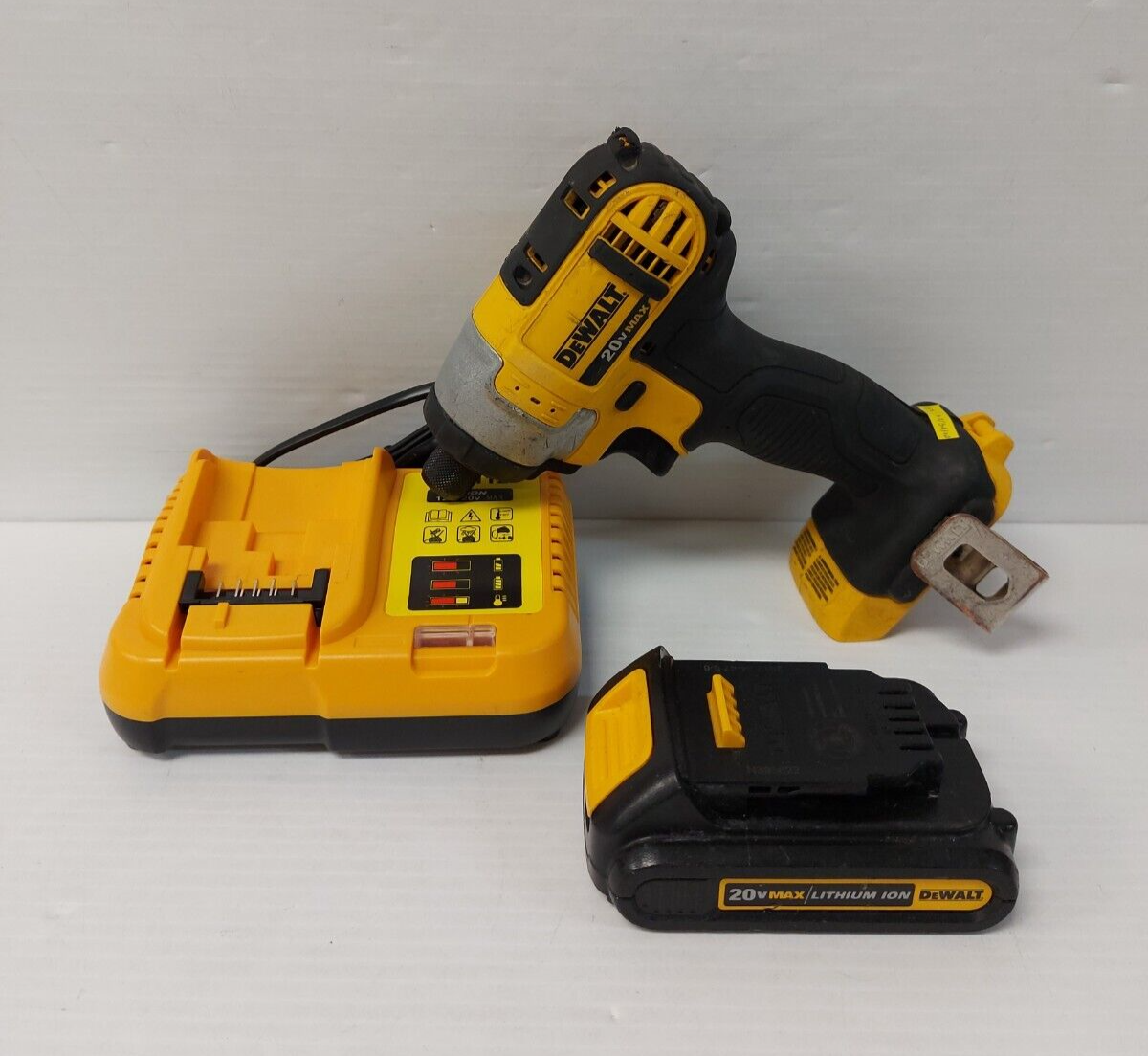 (N81656-1) DeWalt DCF885 Impact Drill w/ Bat and Charger