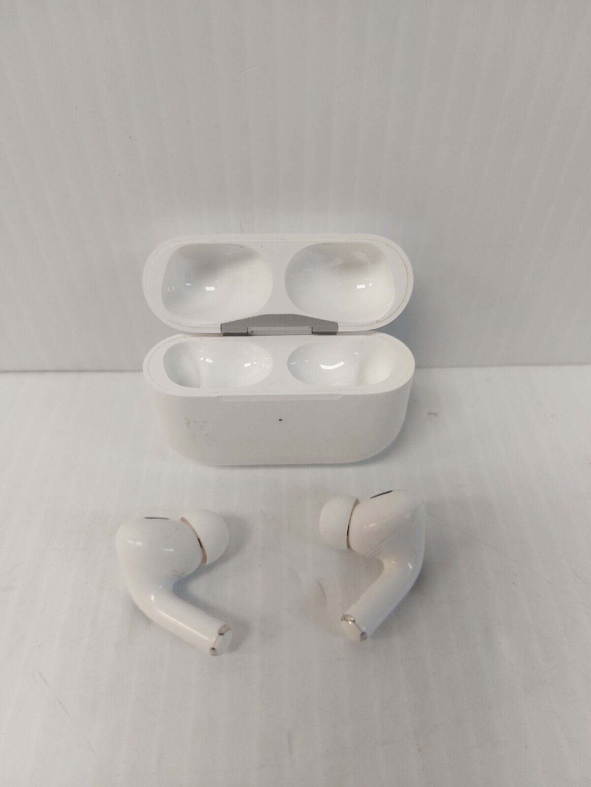 (N84127-1) Apple A3047 Airpods