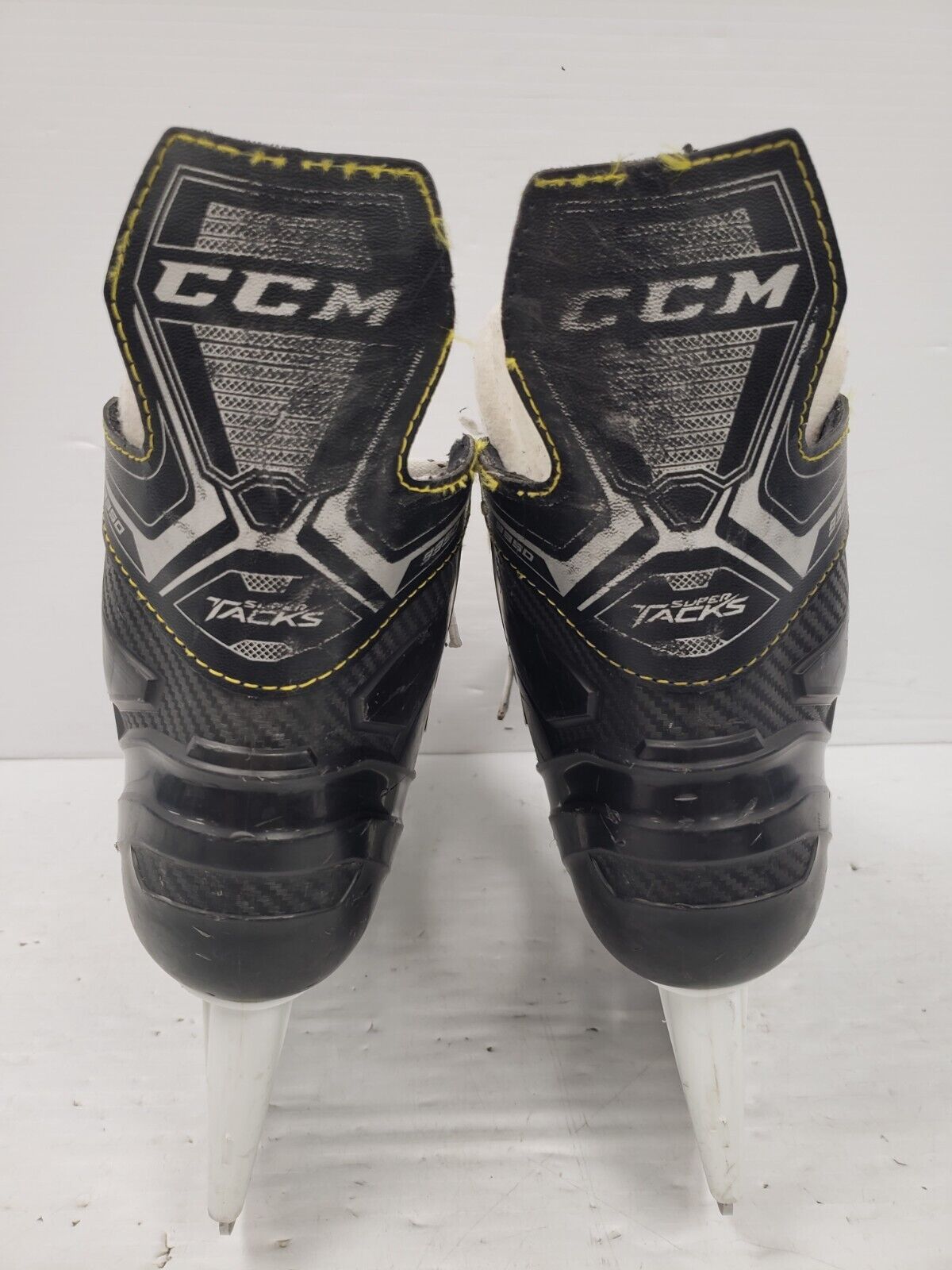 (68239-4) CCM 9350 Hockey Skates - Size 7