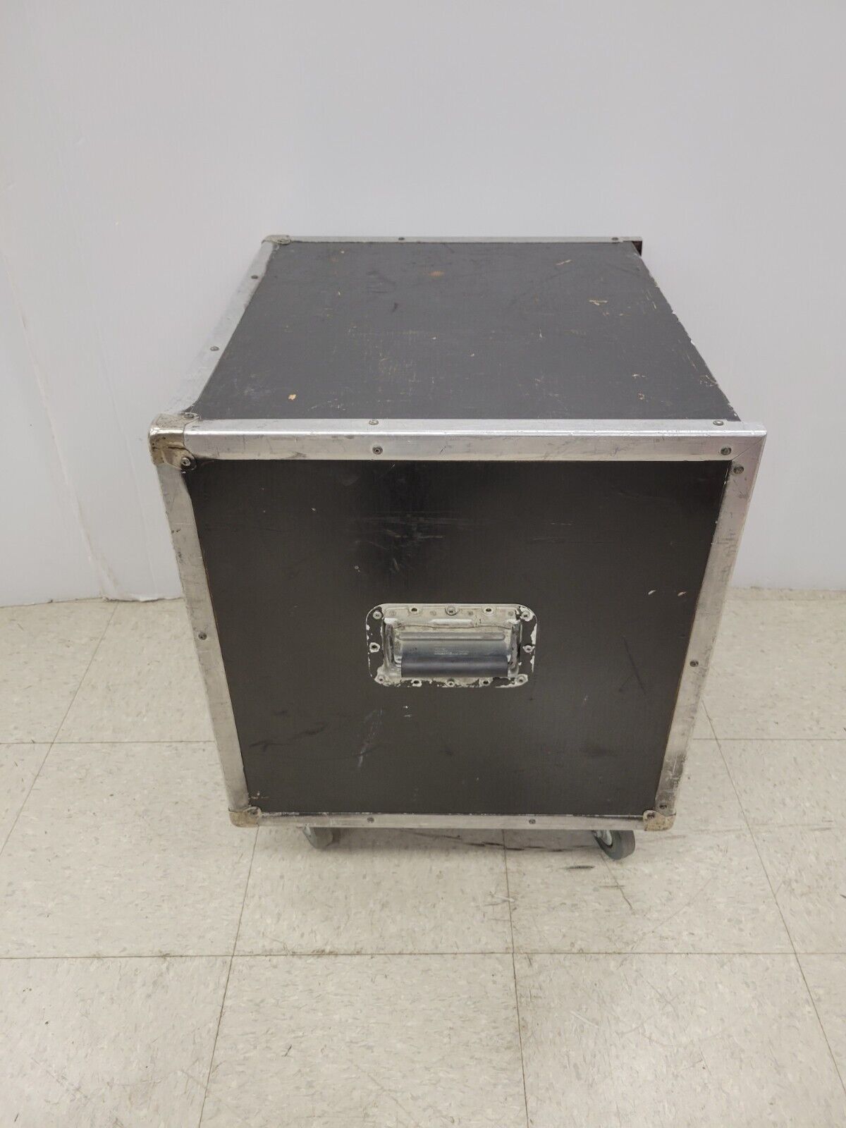 (I-35680) No Name 21-1/2X19-118X19-114 Cabinet