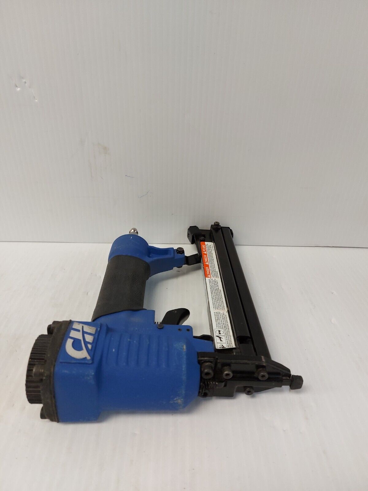 (N83721-1) Campbell Hausfeld SB323201AV 2 in 1 Nailer and Stapler
