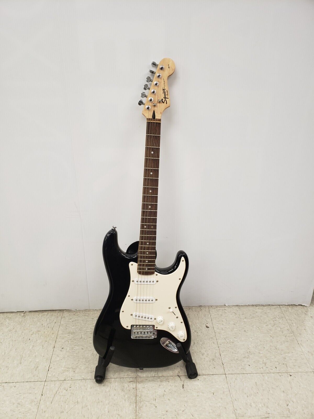 (65123-2) Squier Strat Guitar