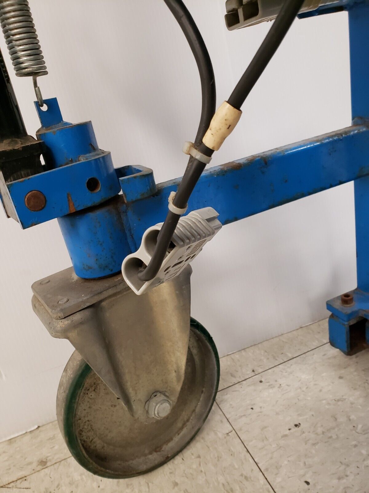 (I-33787) Bishamon LV100E Fork Lift