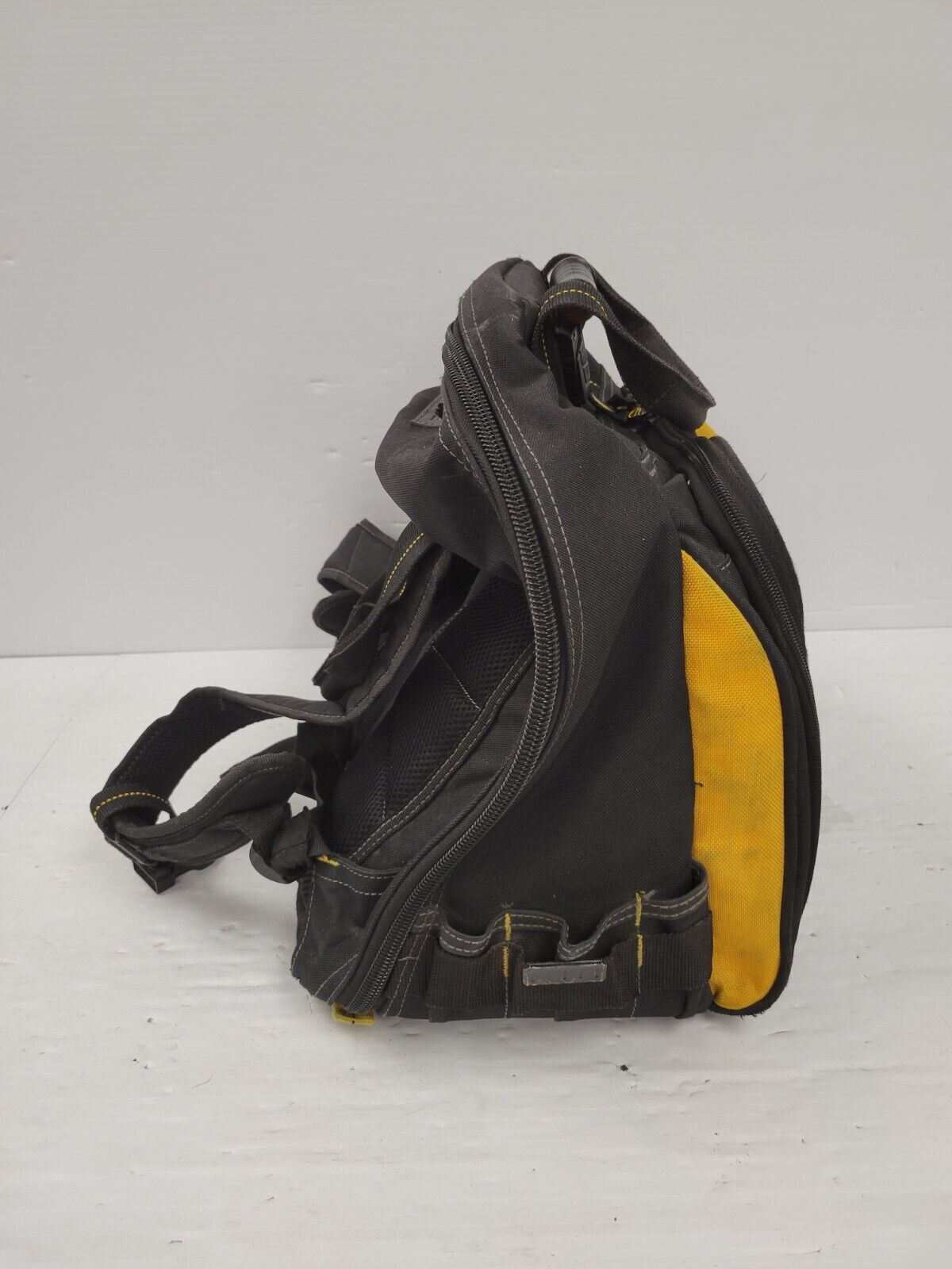 (65132-1) Dewalt 1 Zipper Tool Bag