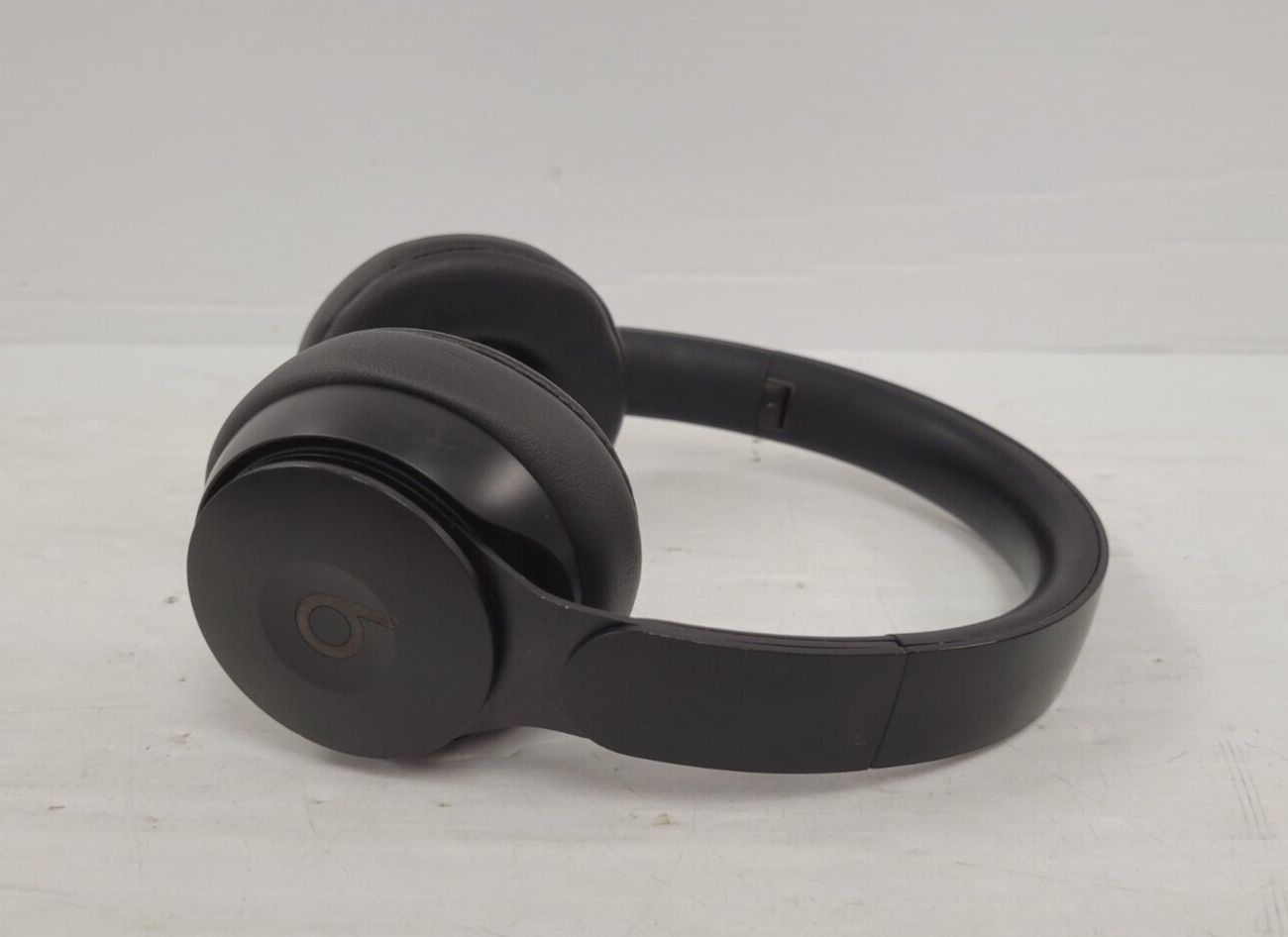 (67262-1) Beats A1881 Headphones