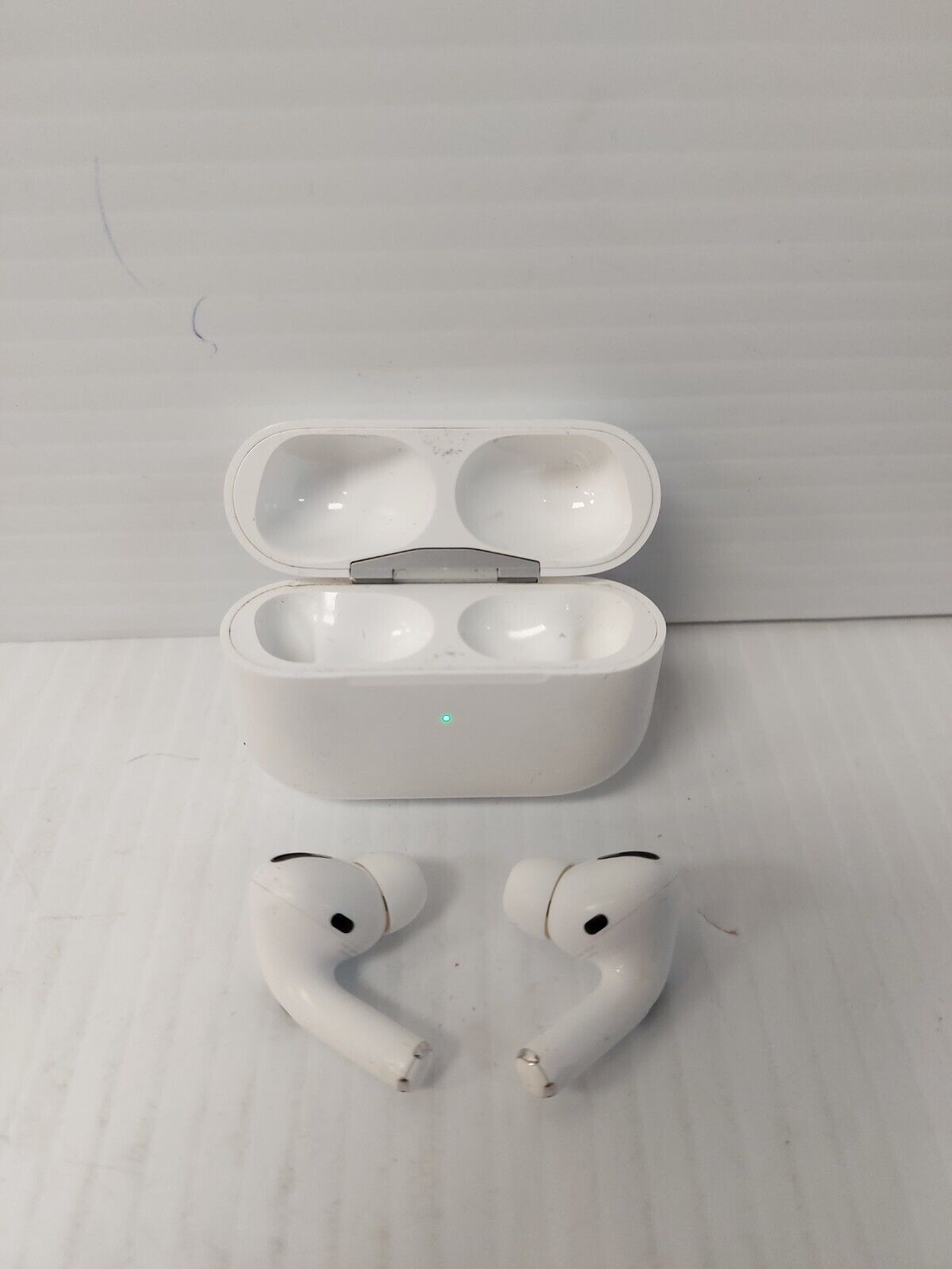 (N86603-3) Apple A2190 Gen 2 Pro Airpods