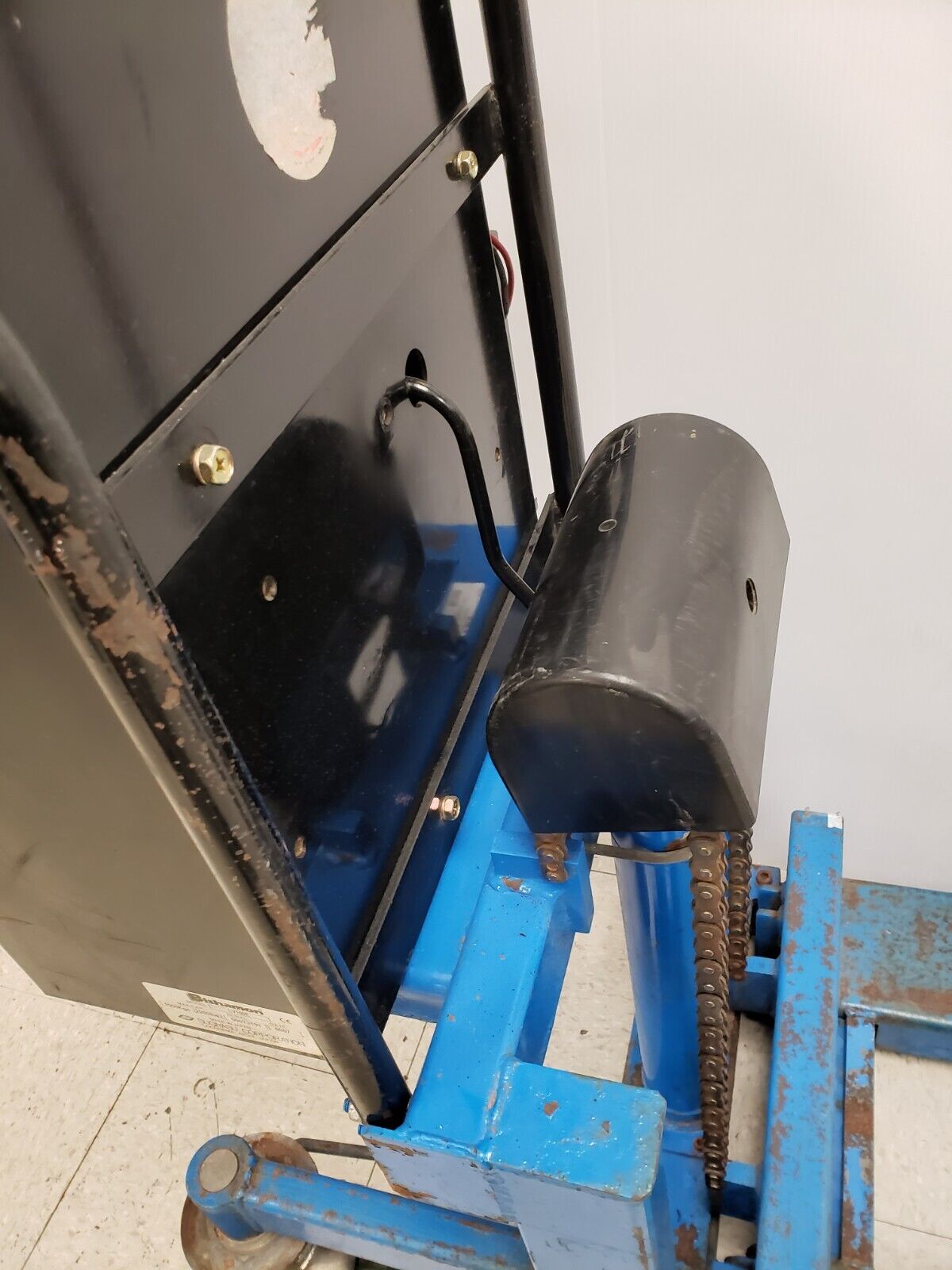 (I-33787) Bishamon LV100E Fork Lift