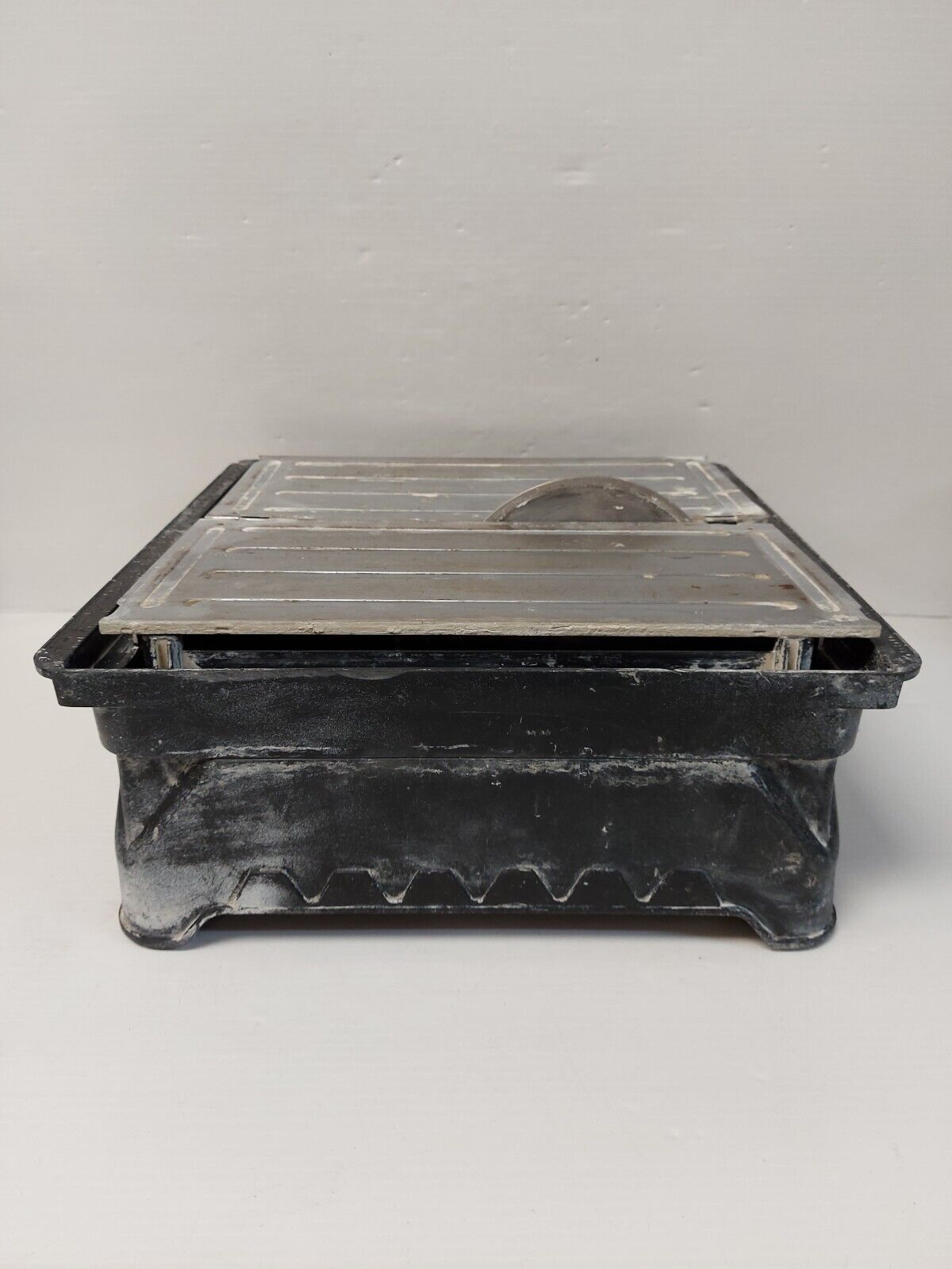 (N80961-1) QEP 225000 Tile Saw w/ 2Trays and Attachment