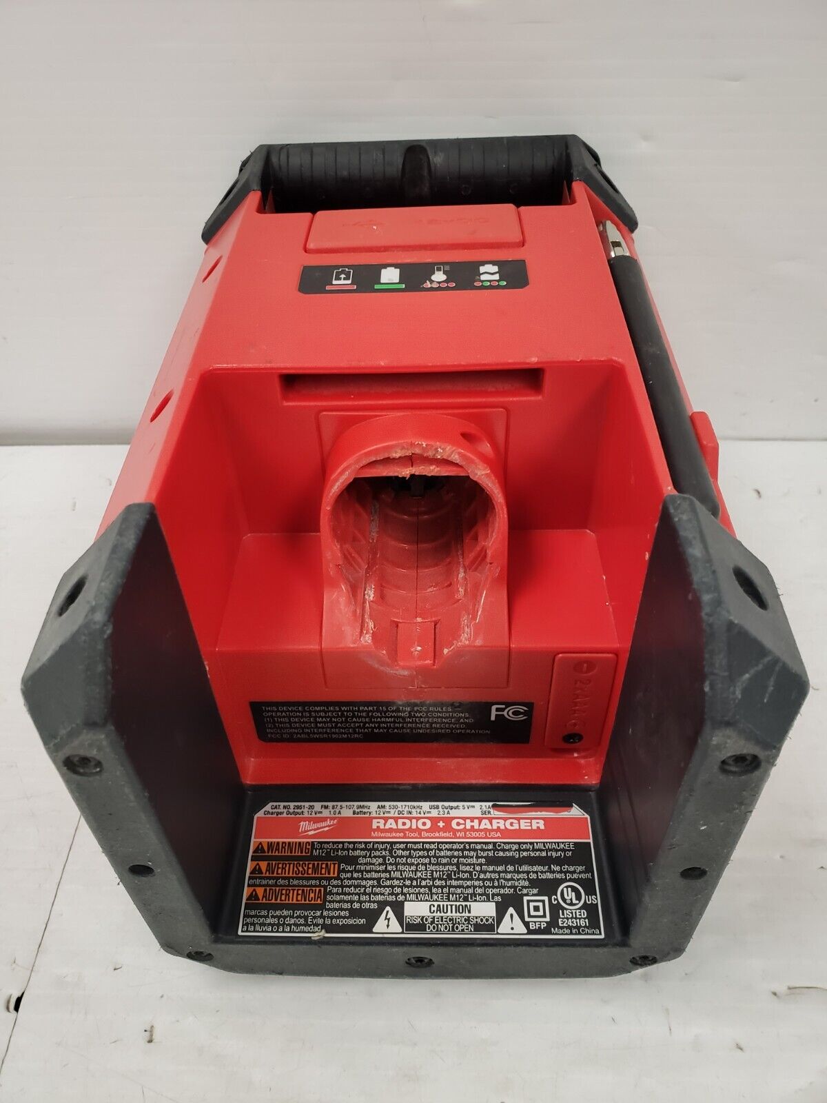 (68436-1) Milwaukee 2951-20 Radio & Charger