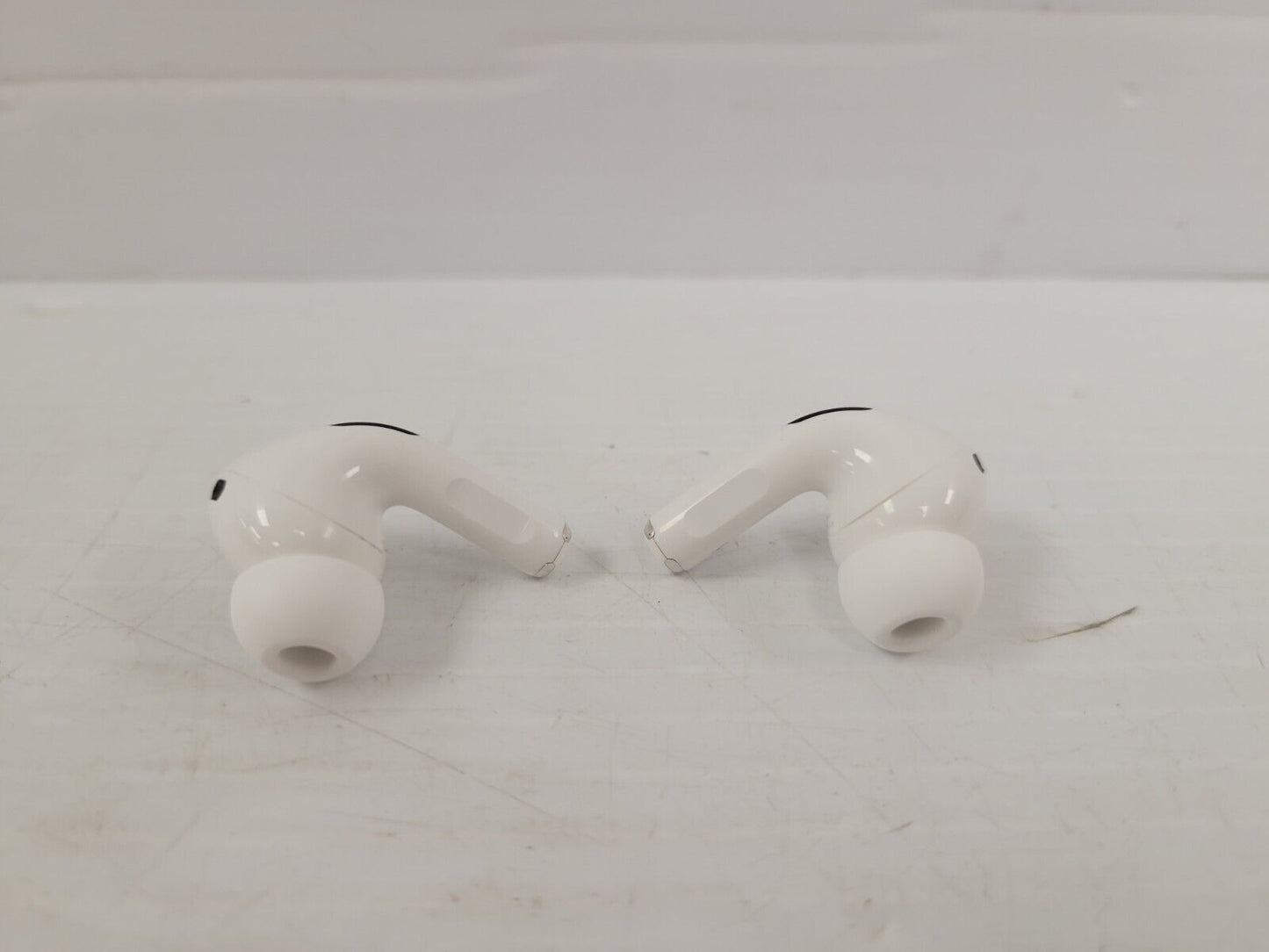 (67590-1) Apple A2968 Air Pods