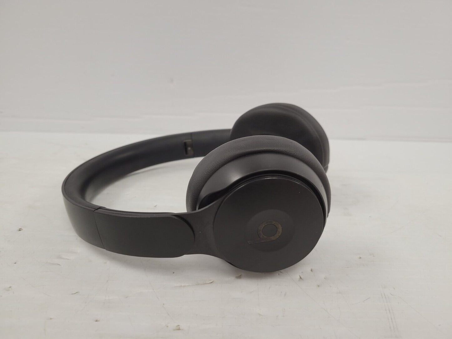 (67262-1) Beats A1881 Headphones