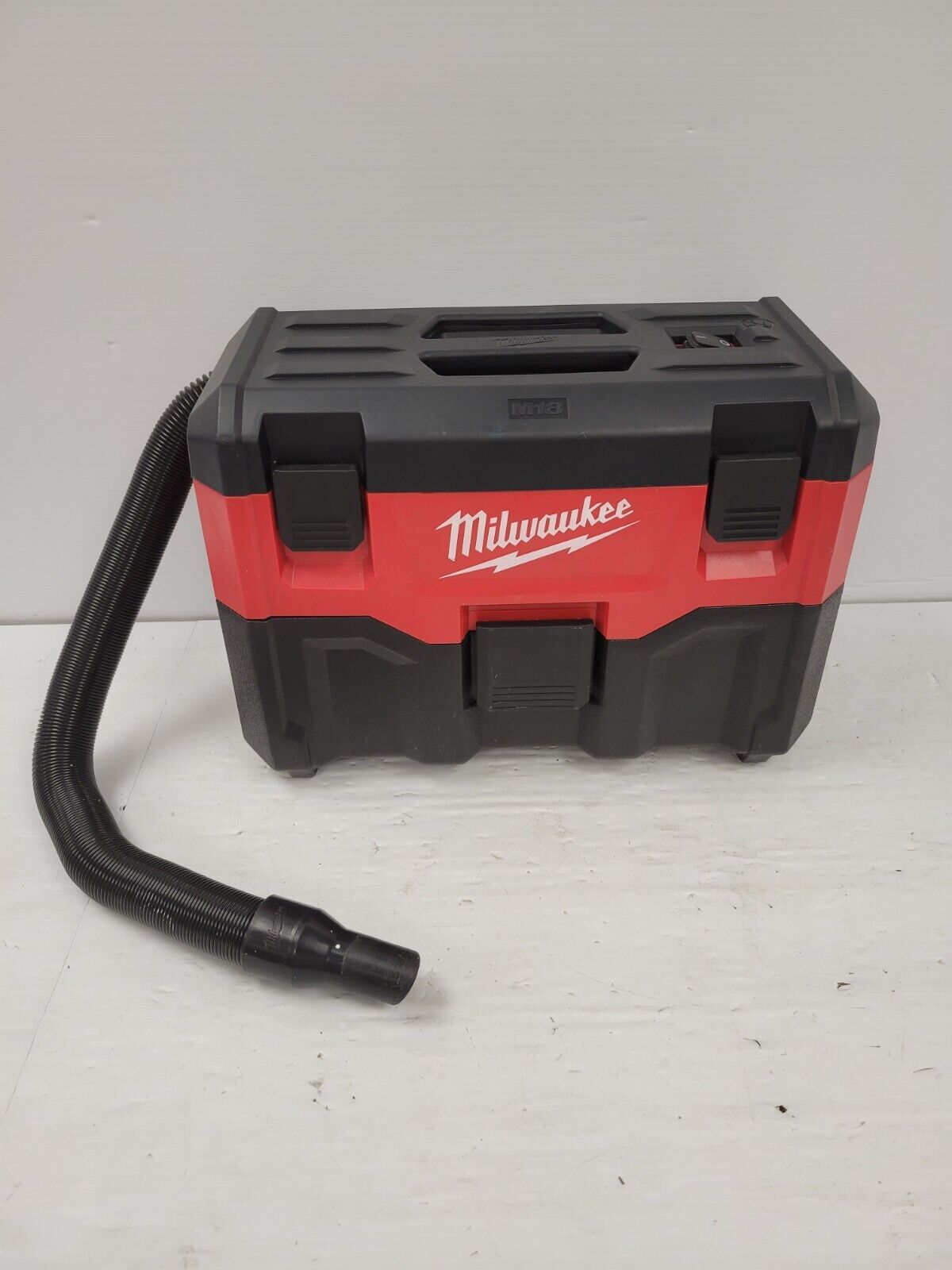 (66207-1) Milwaukee 0880-20 Shop Vacuum