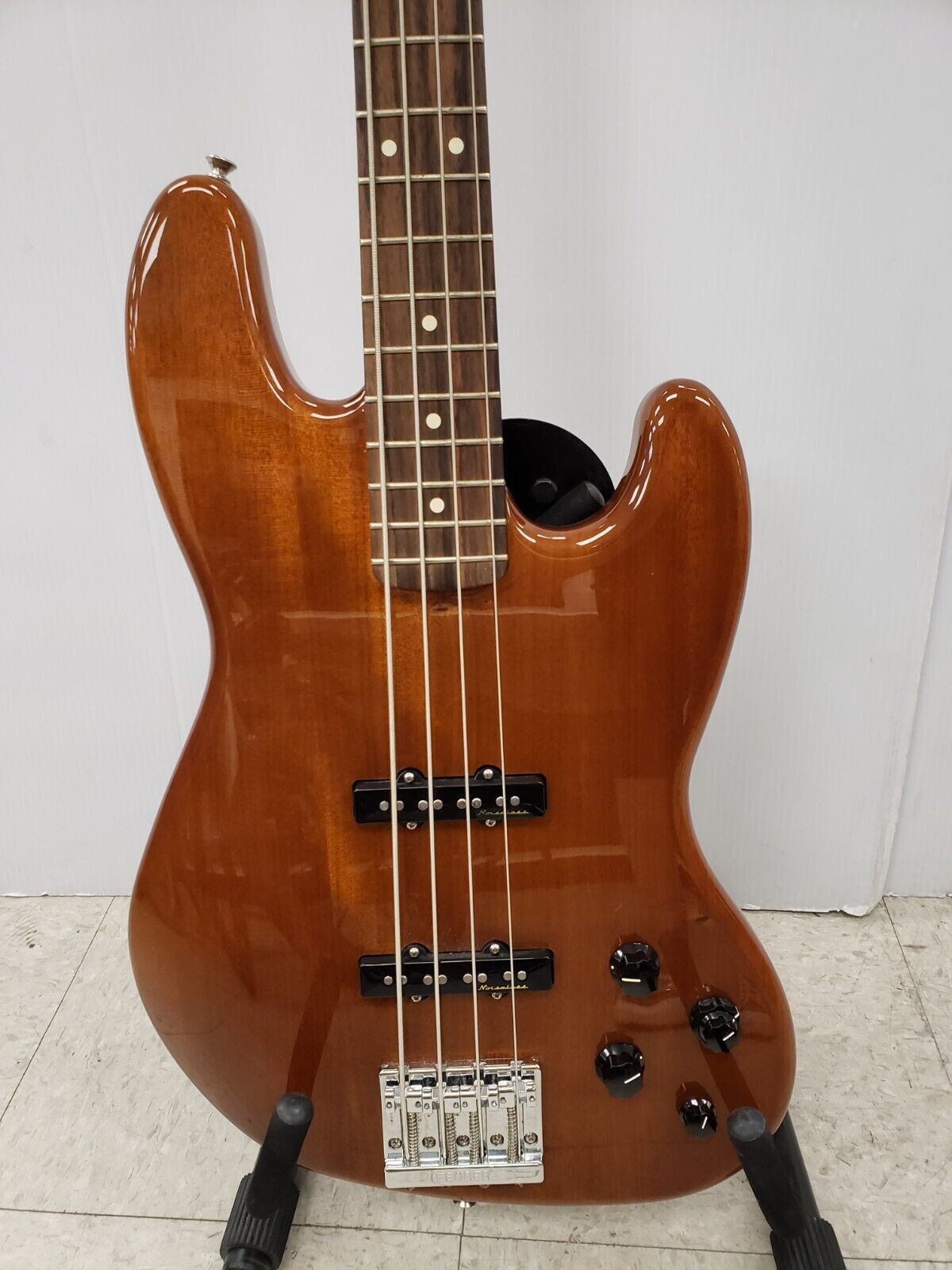 (61590-2) Fender Deluxe Series Electric Jazz Bass Guitar