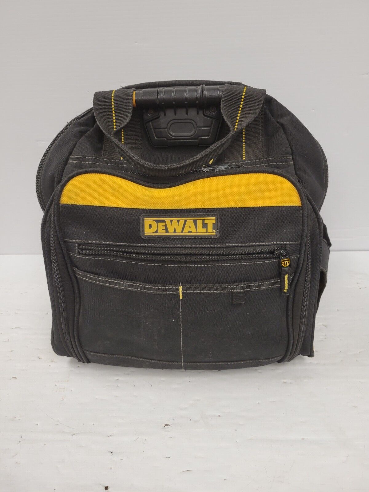 (65132-1) Dewalt 1 Zipper Tool Bag