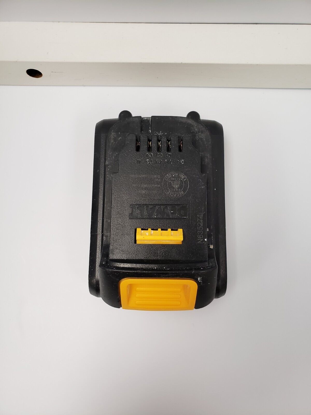 (I-36241) Dewalt DCB201 Battery-1.5 Ah