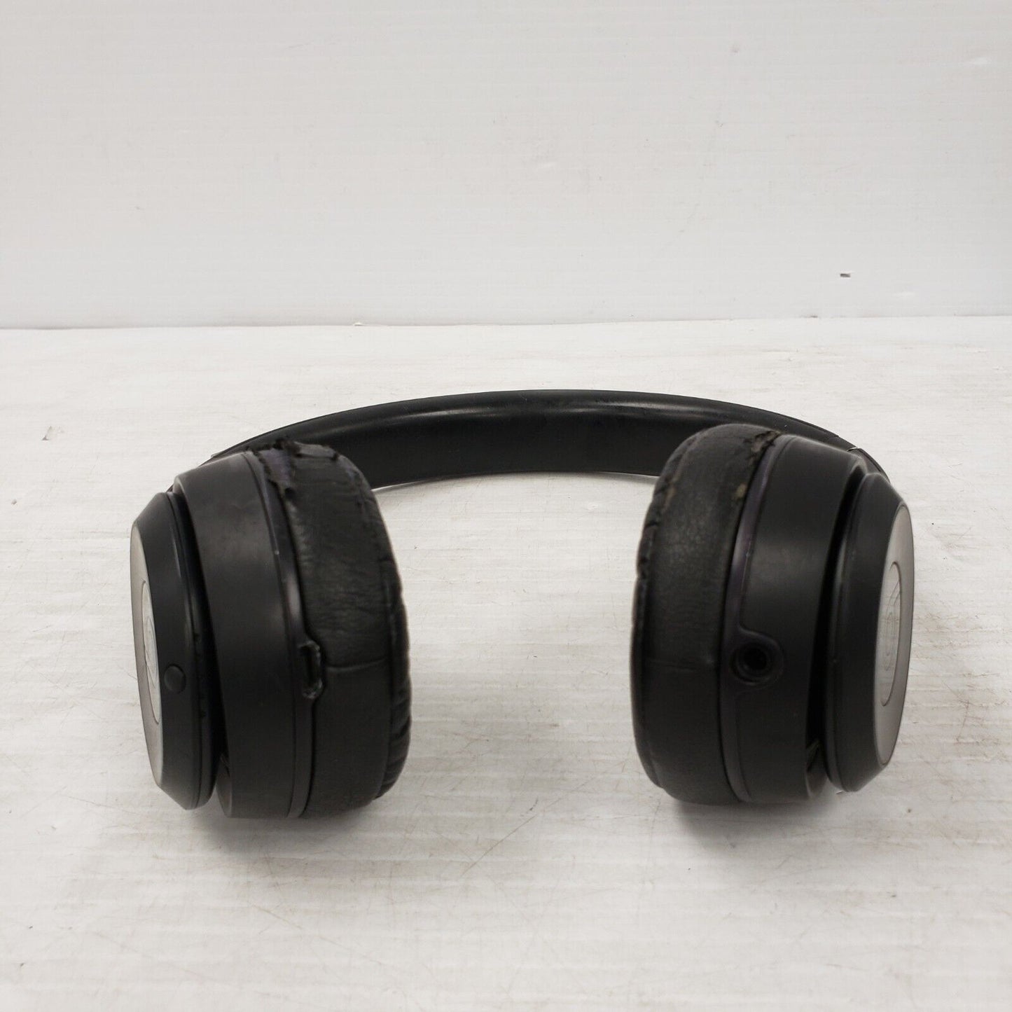 (36812-2) Beats A1796 Wireless Headphones