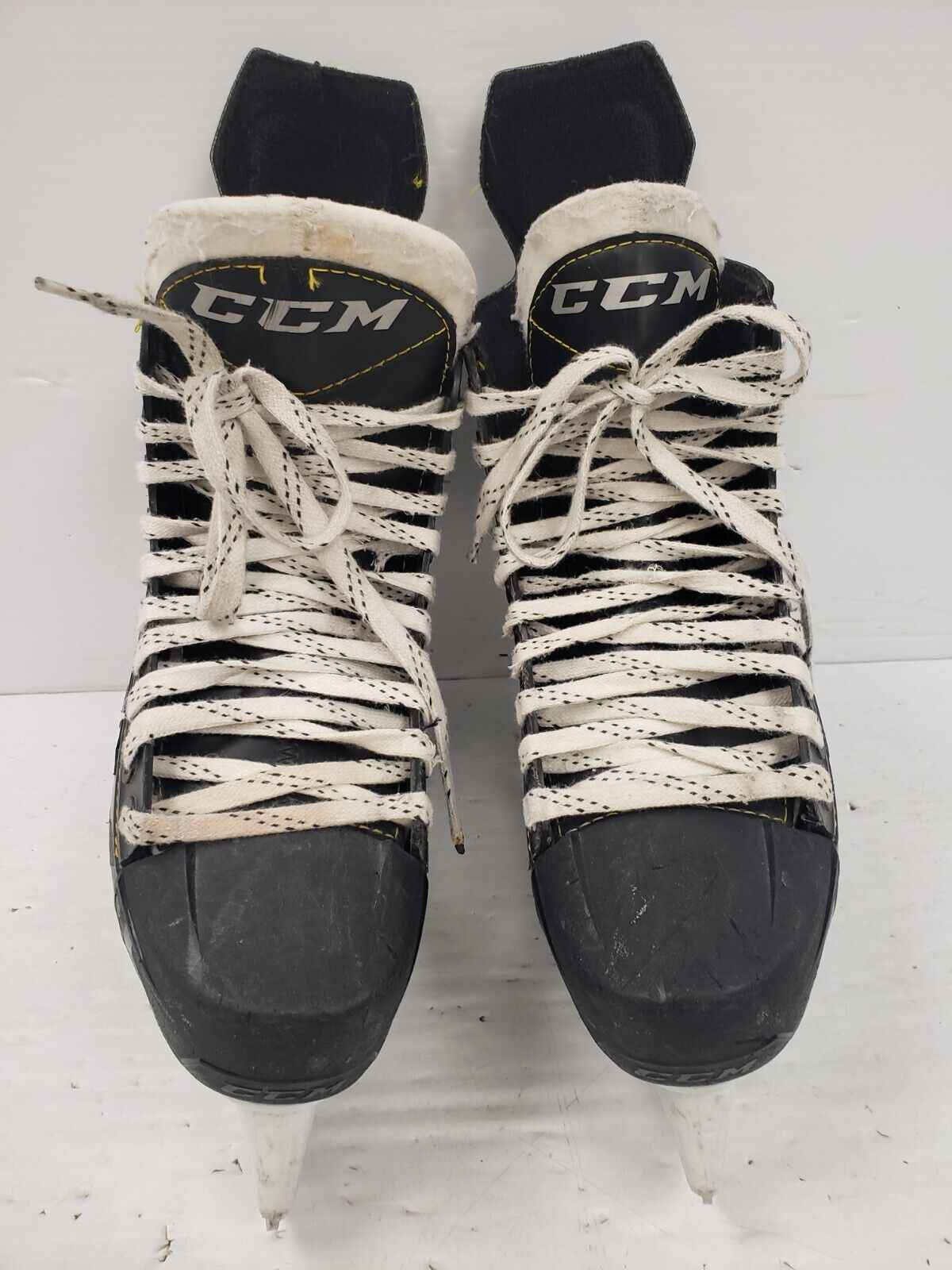 (68239-4) CCM 9350 Hockey Skates - Size 7