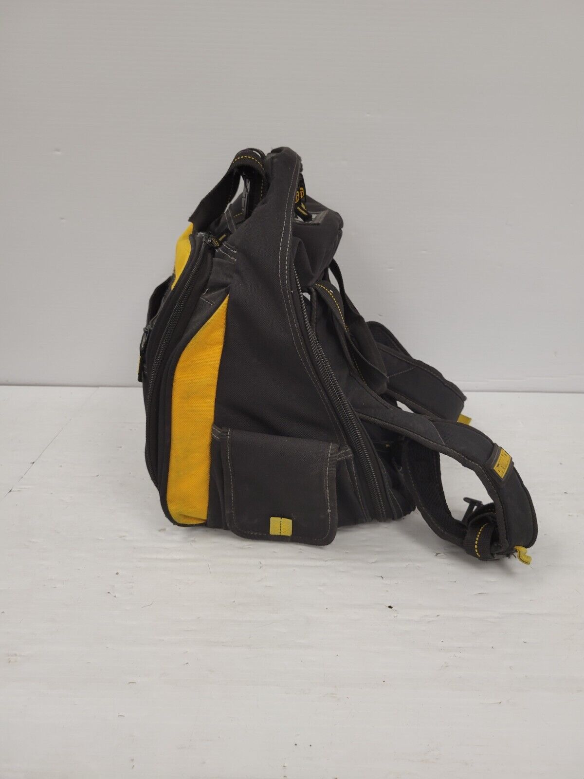 (65132-1) Dewalt 1 Zipper Tool Bag