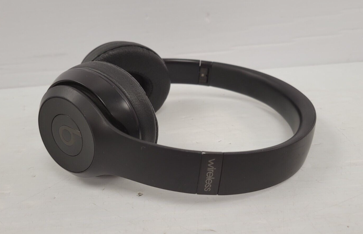 (65381-1) Beats A1796 Headphones