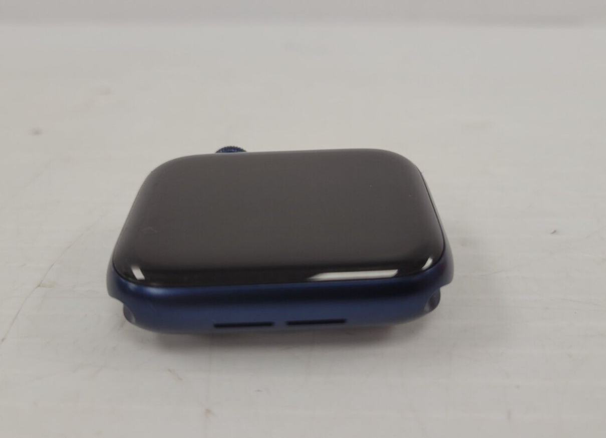 (48911-1) Apple A2295 Series 6 Smart Watch