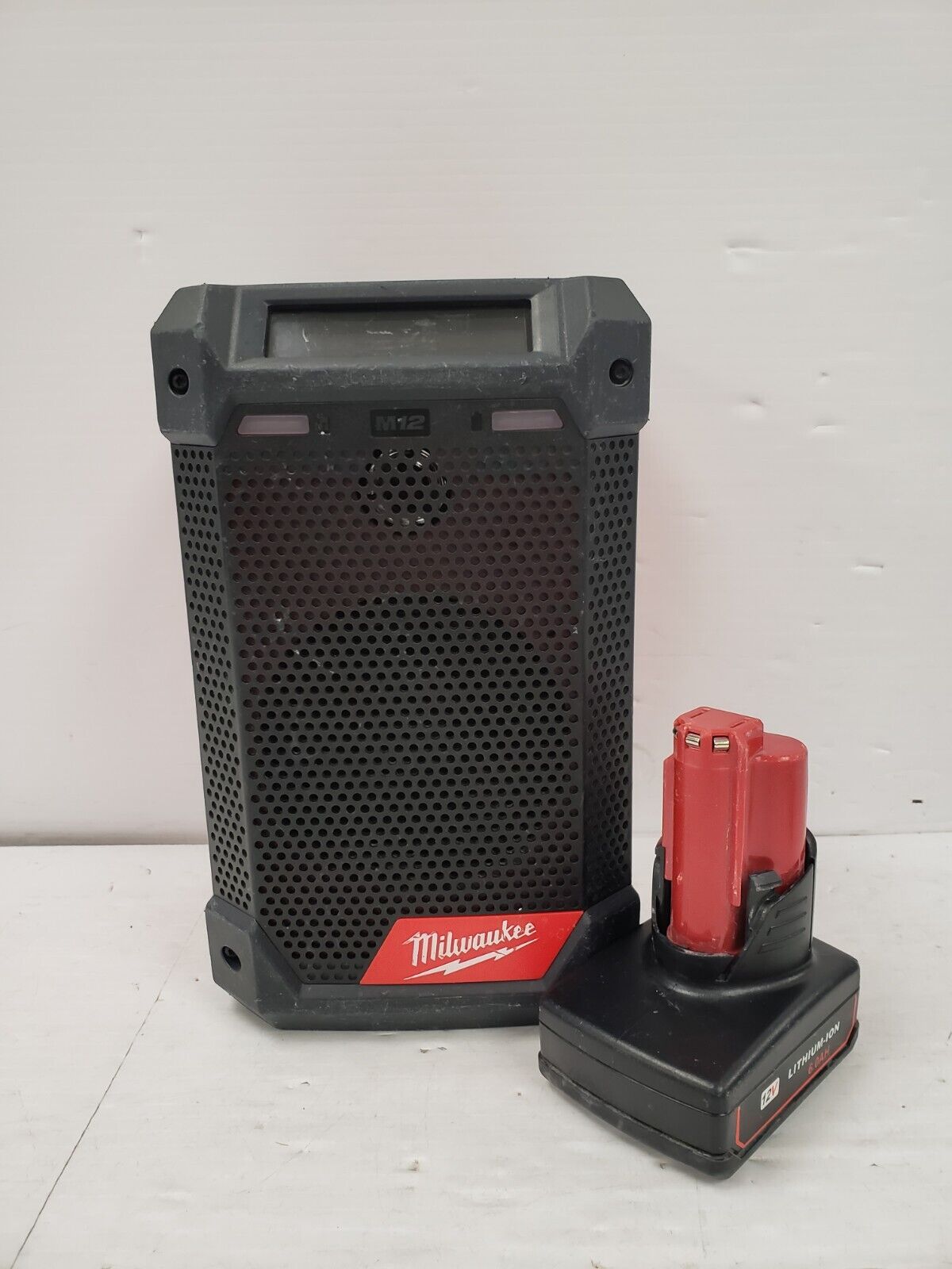 (68436-1) Milwaukee 2951-20 Radio & Charger