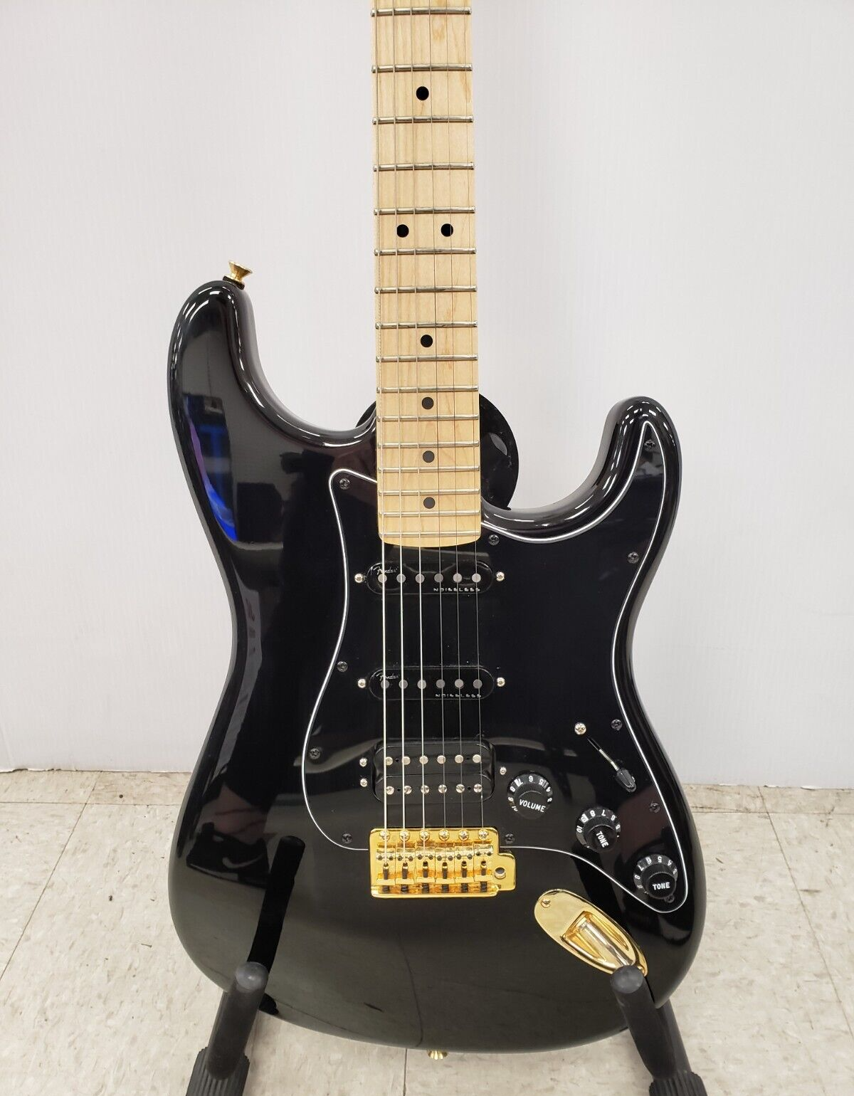 (60083-1) Fender 0114922306 Stratocaster Electric Guitar