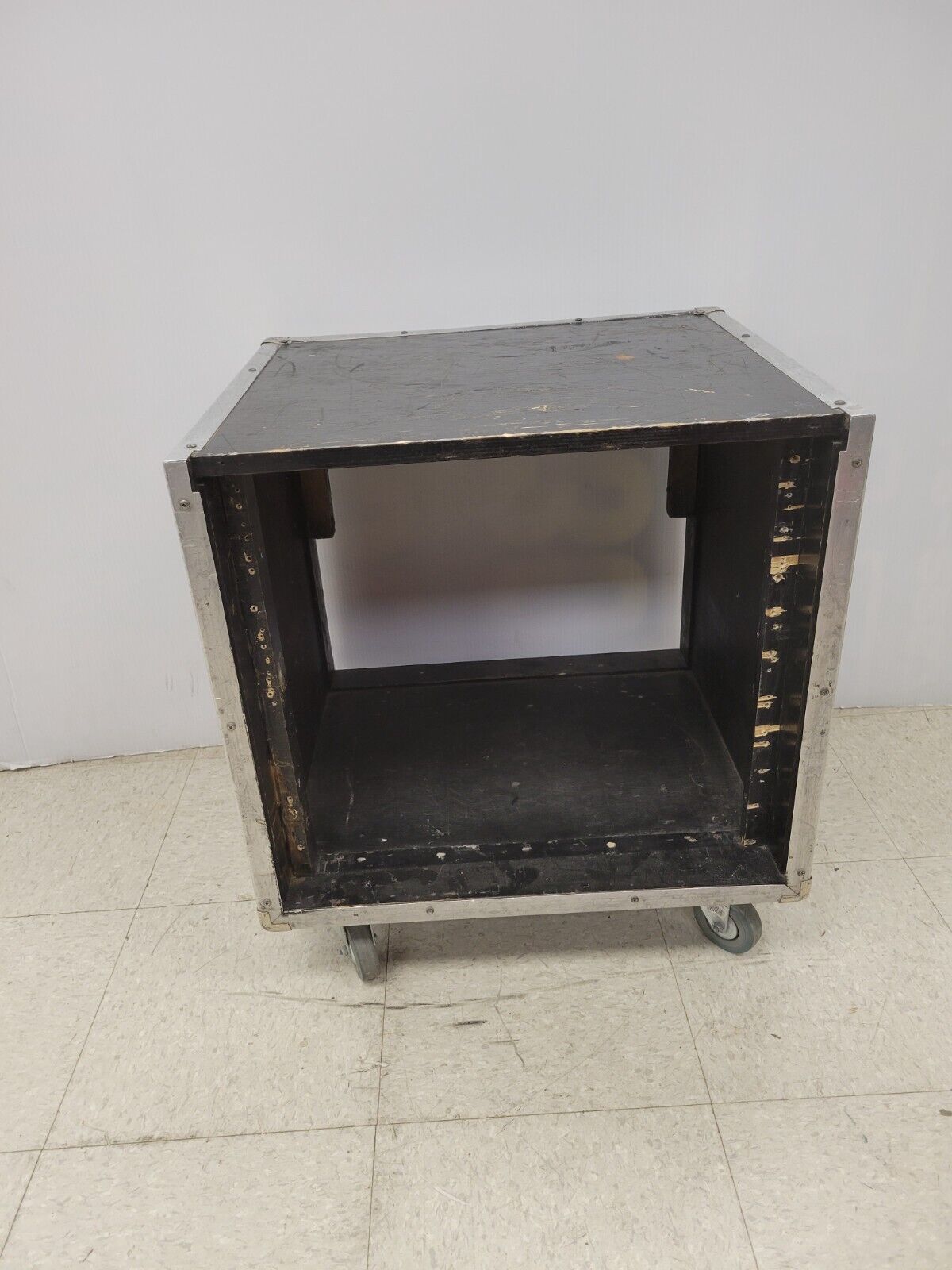 (I-35680) No Name 21-1/2X19-118X19-114 Cabinet