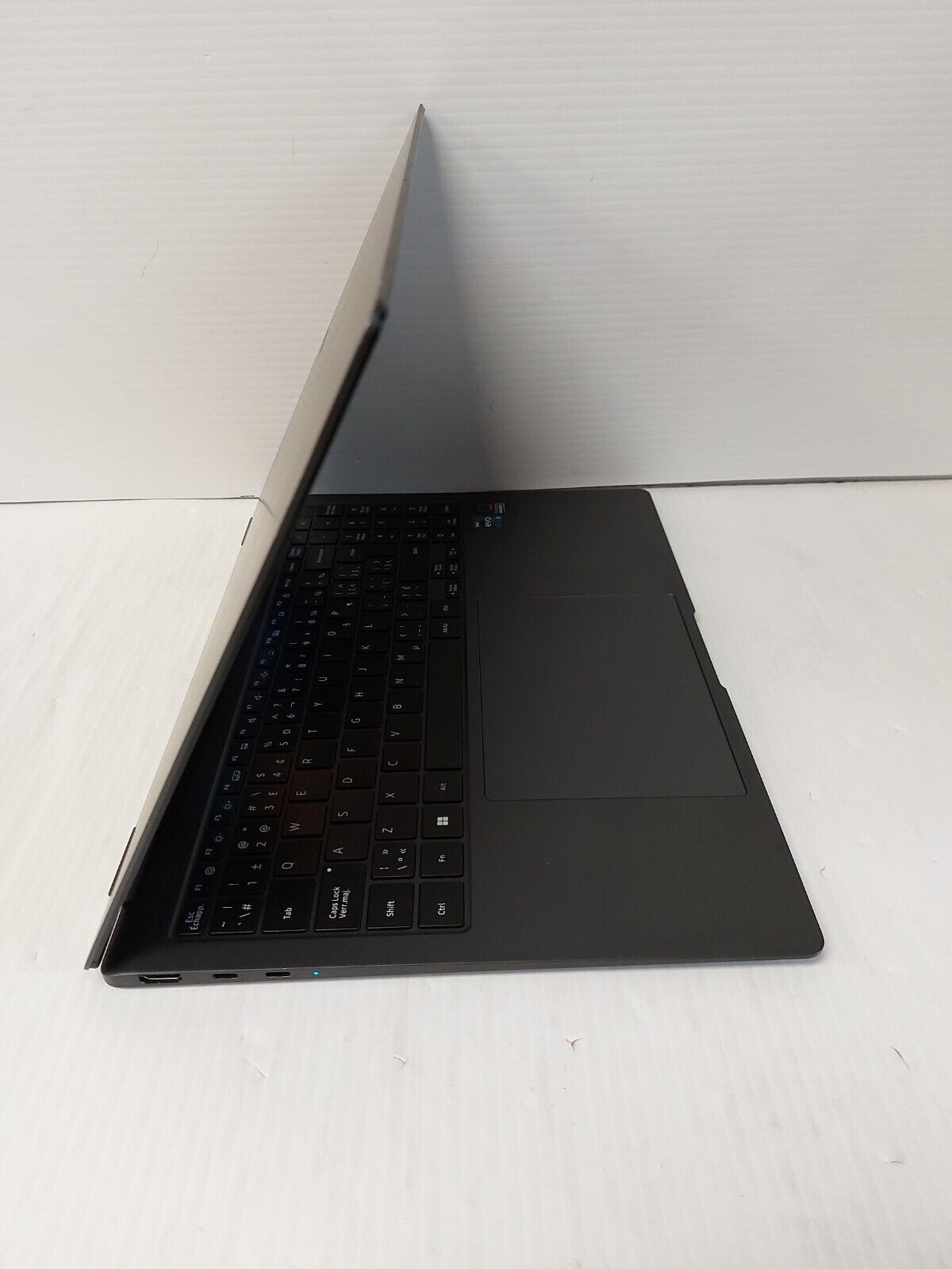 (N82060-1) Samsung NP960QFG Laptop