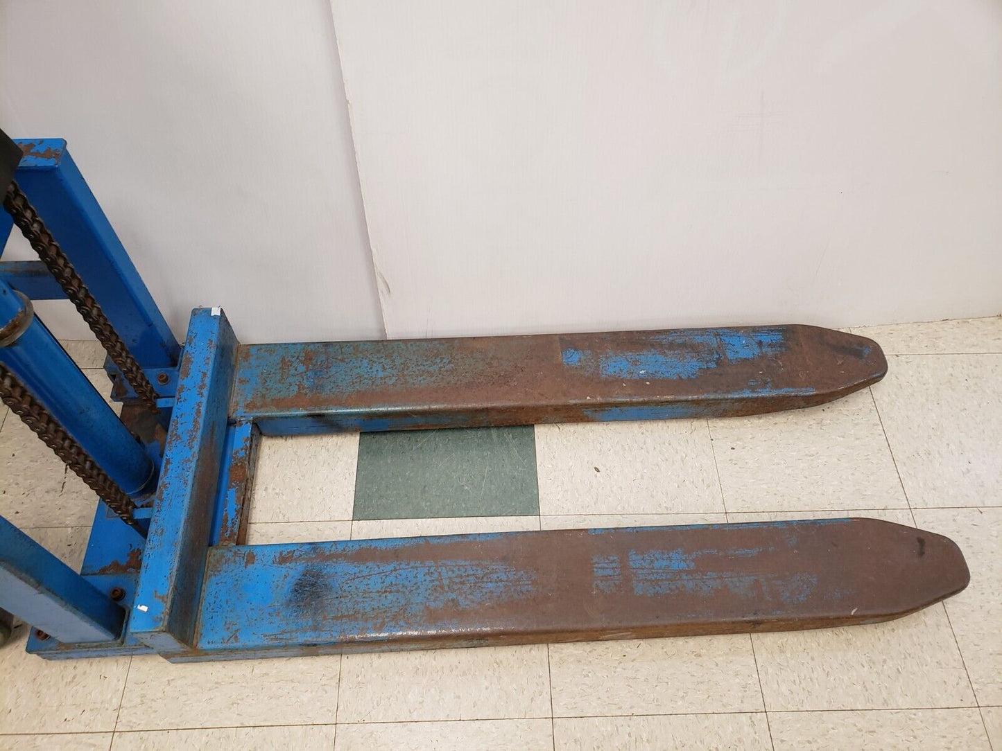 (I-33787) Bishamon LV100E Fork Lift