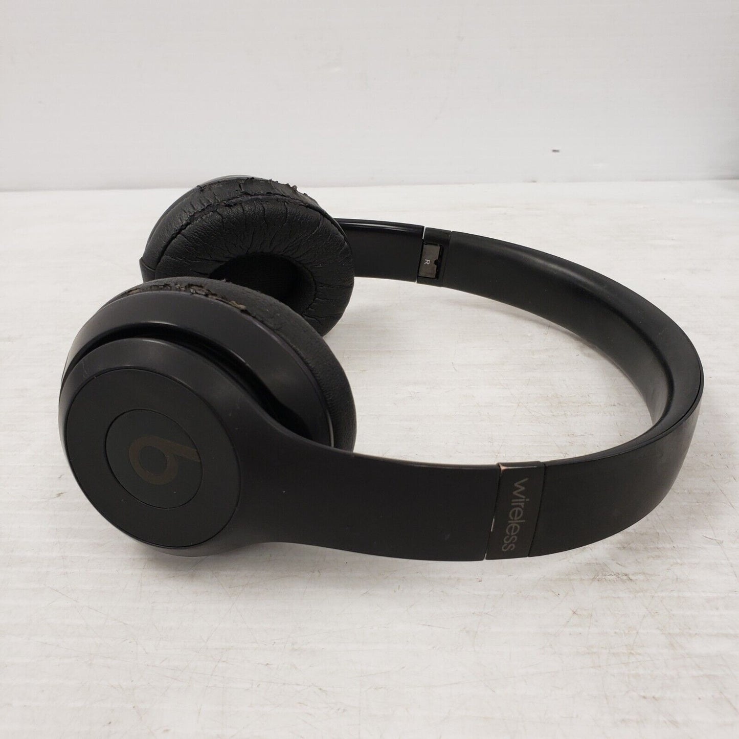 (36812-2) Beats A1796 Wireless Headphones