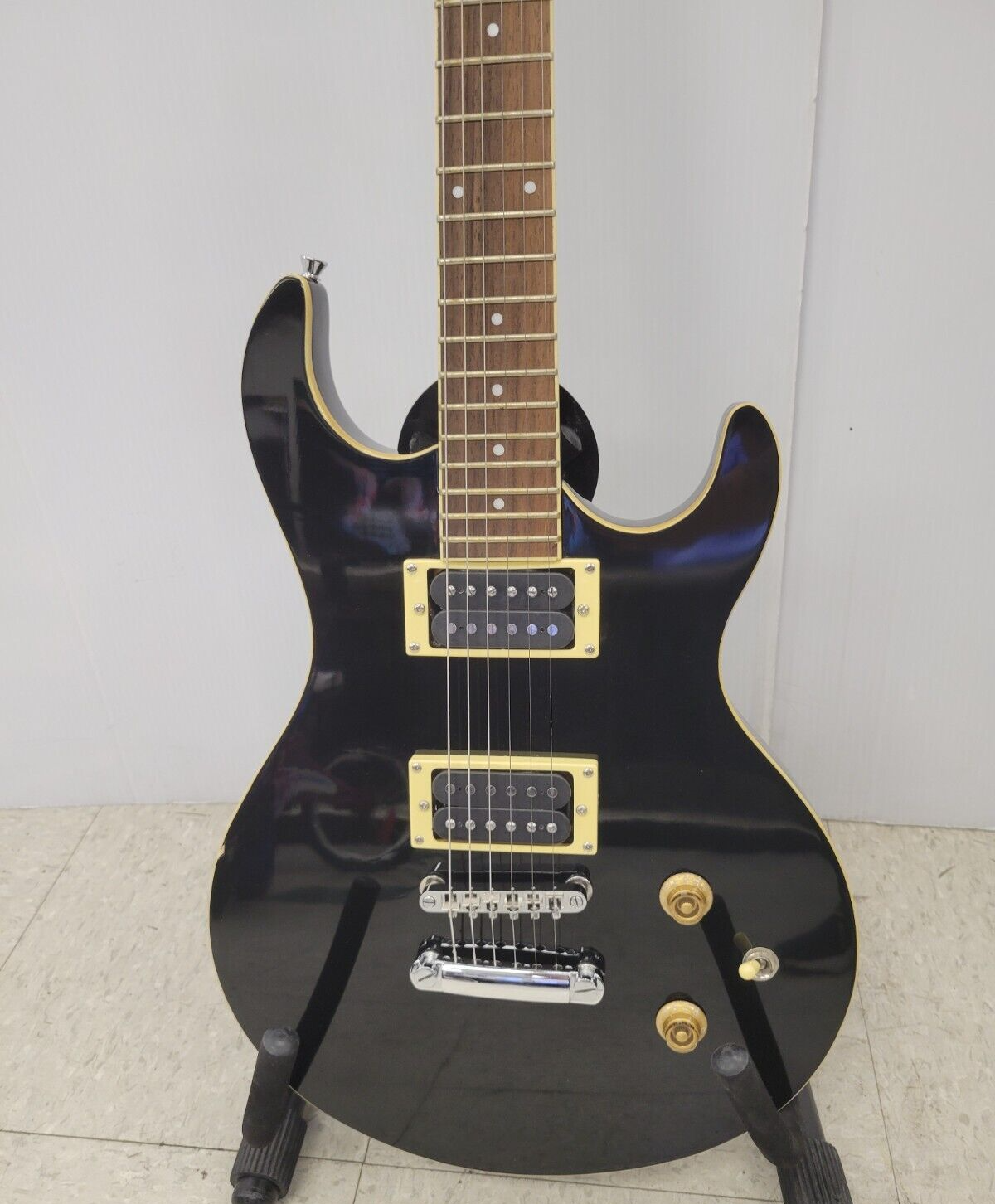 (66783-1) Silverstone Electric Guitar