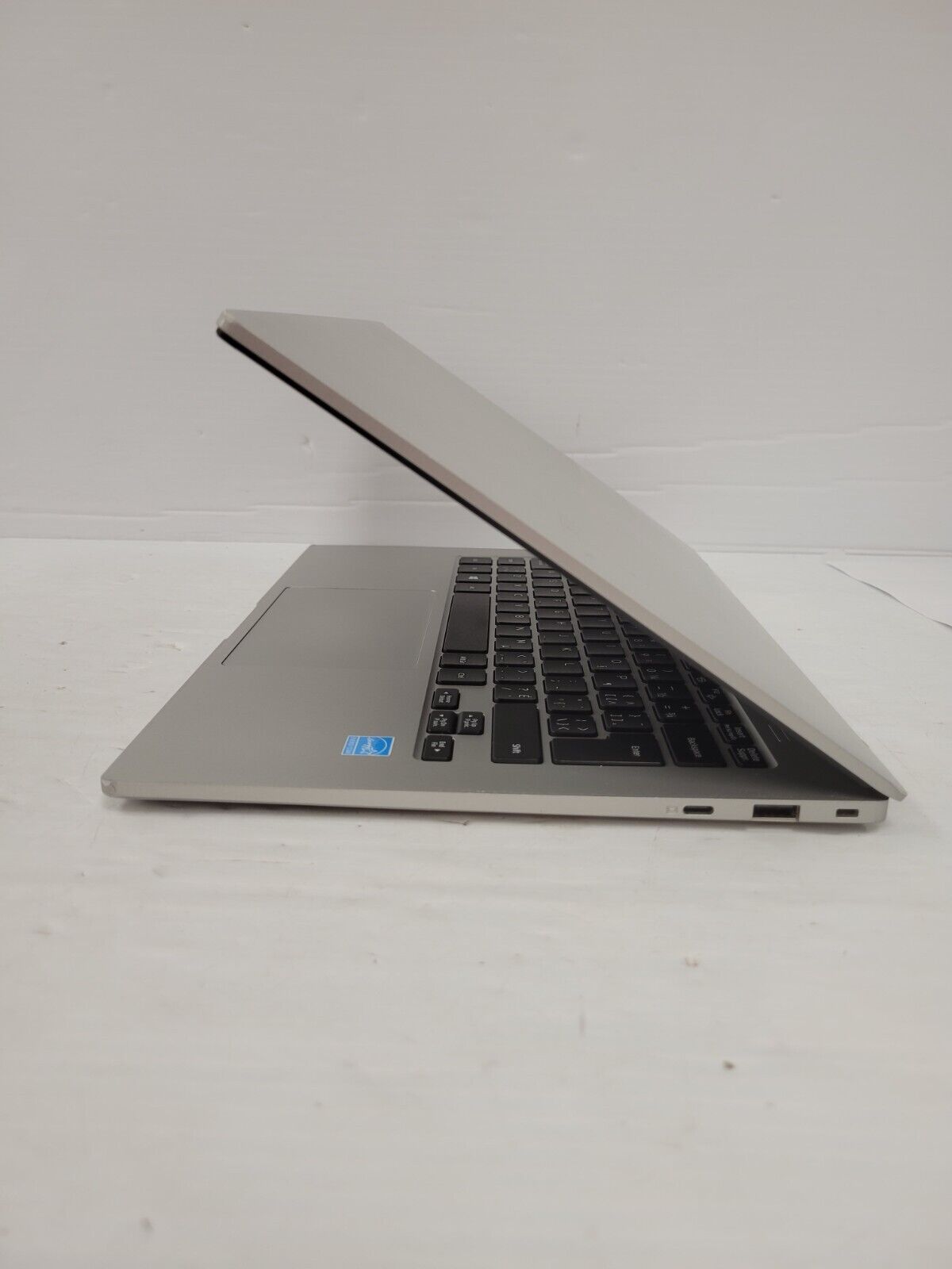 (60938-1) Samsung NP340XLA Laptop