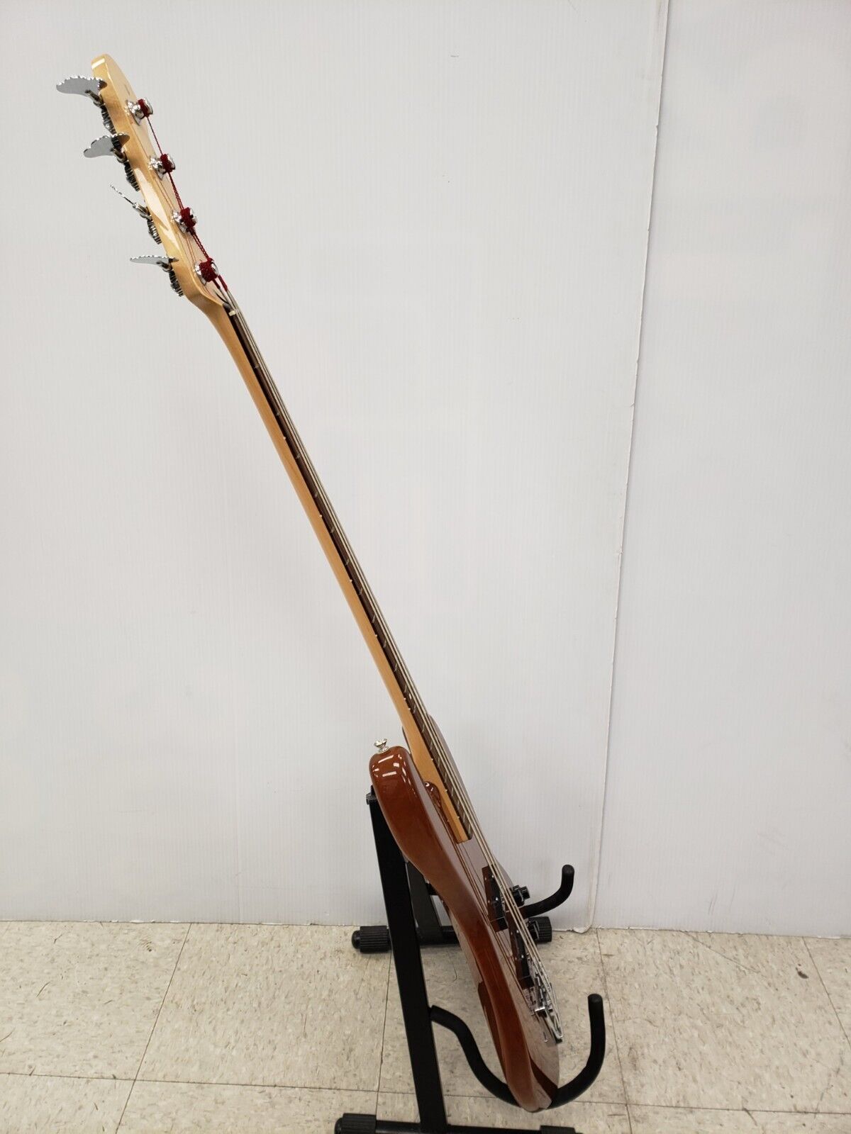 (61590-2) Fender Deluxe Series Electric Jazz Bass Guitar