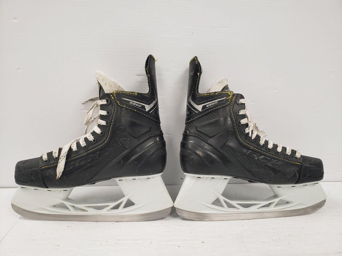 (68239-4) CCM 9350 Hockey Skates - Size 7