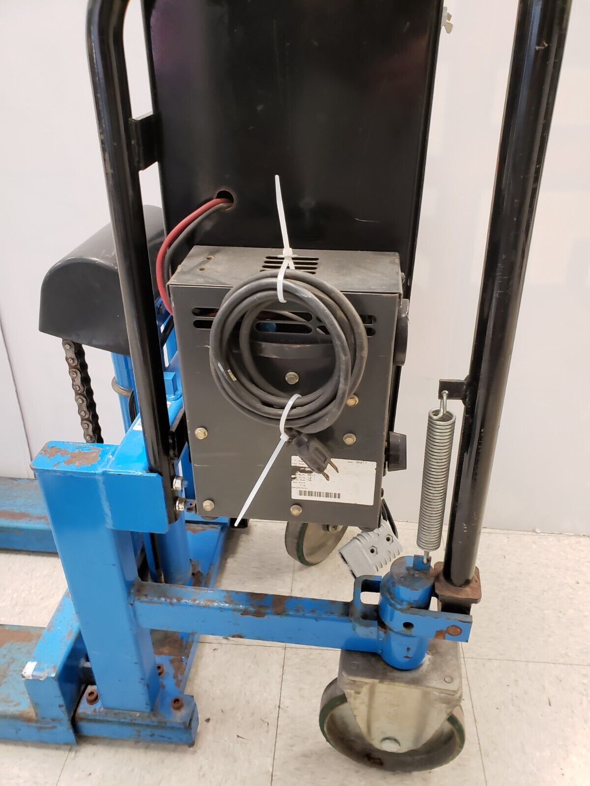 (I-33787) Bishamon LV100E Fork Lift