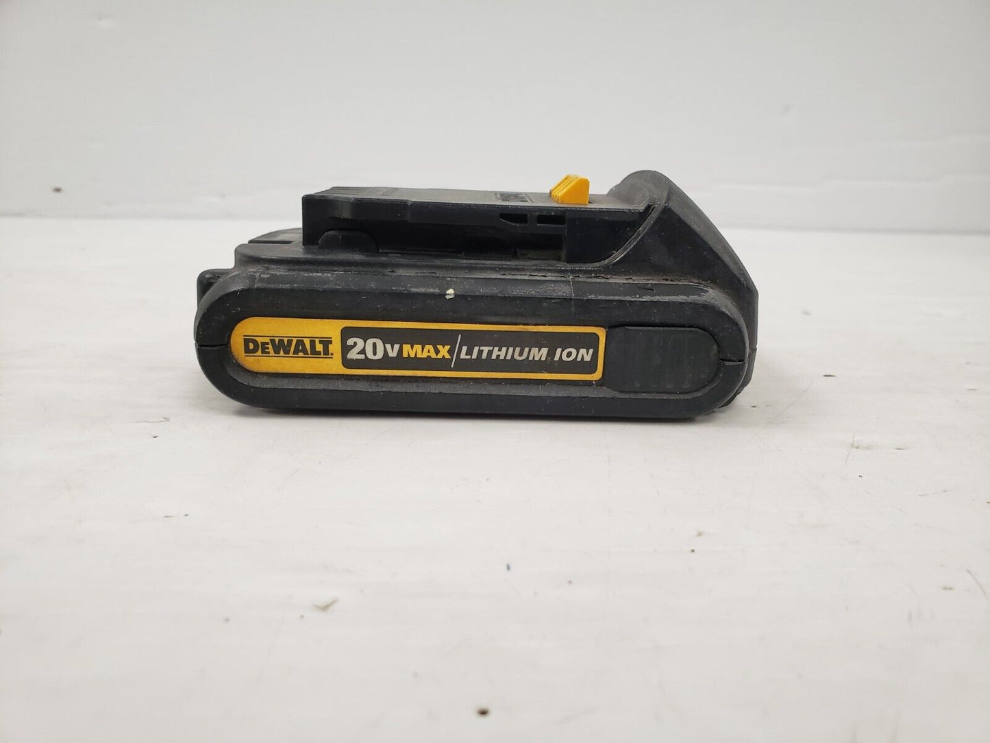 (63441-3) Dewalt DCB207 Battery