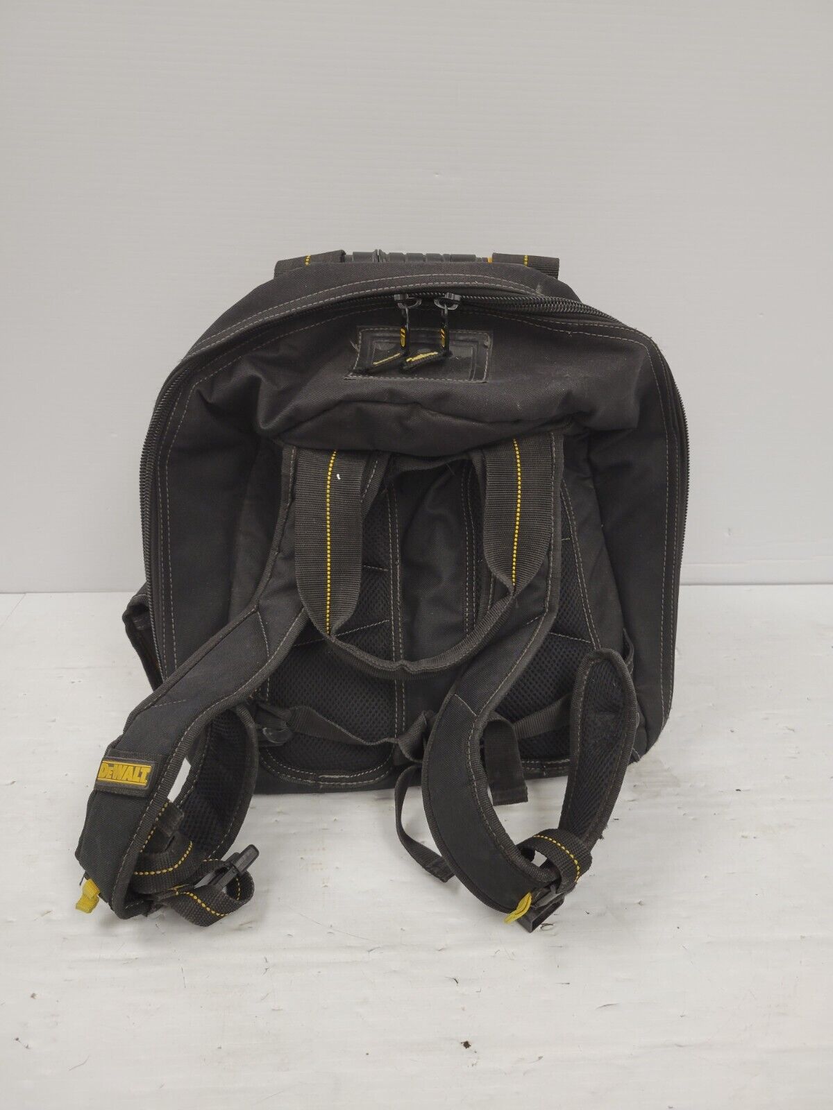 (65132-1) Dewalt 1 Zipper Tool Bag