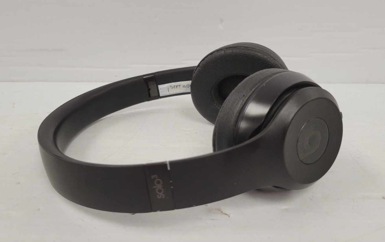 (65381-1) Beats A1796 Headphones