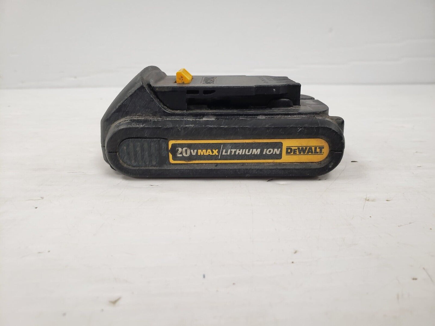 (63441-3) Dewalt DCB207 Battery