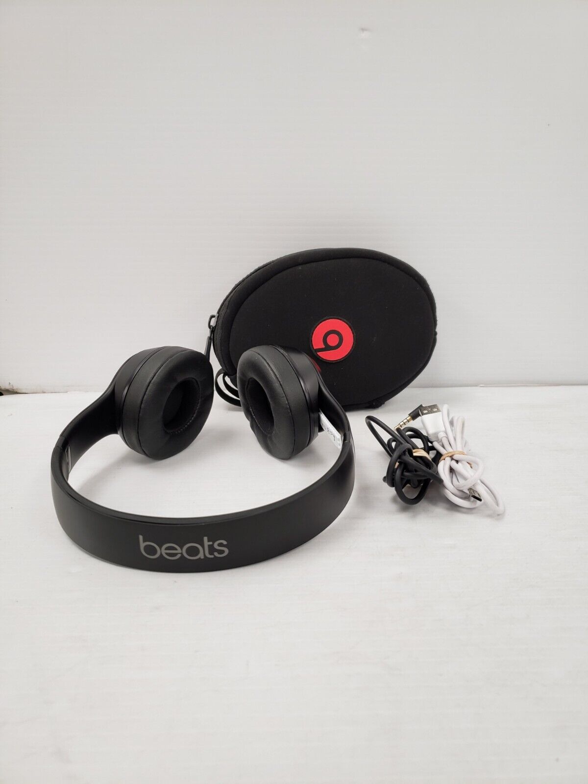 (34953-2) Beats A1796 Wireless Headphones