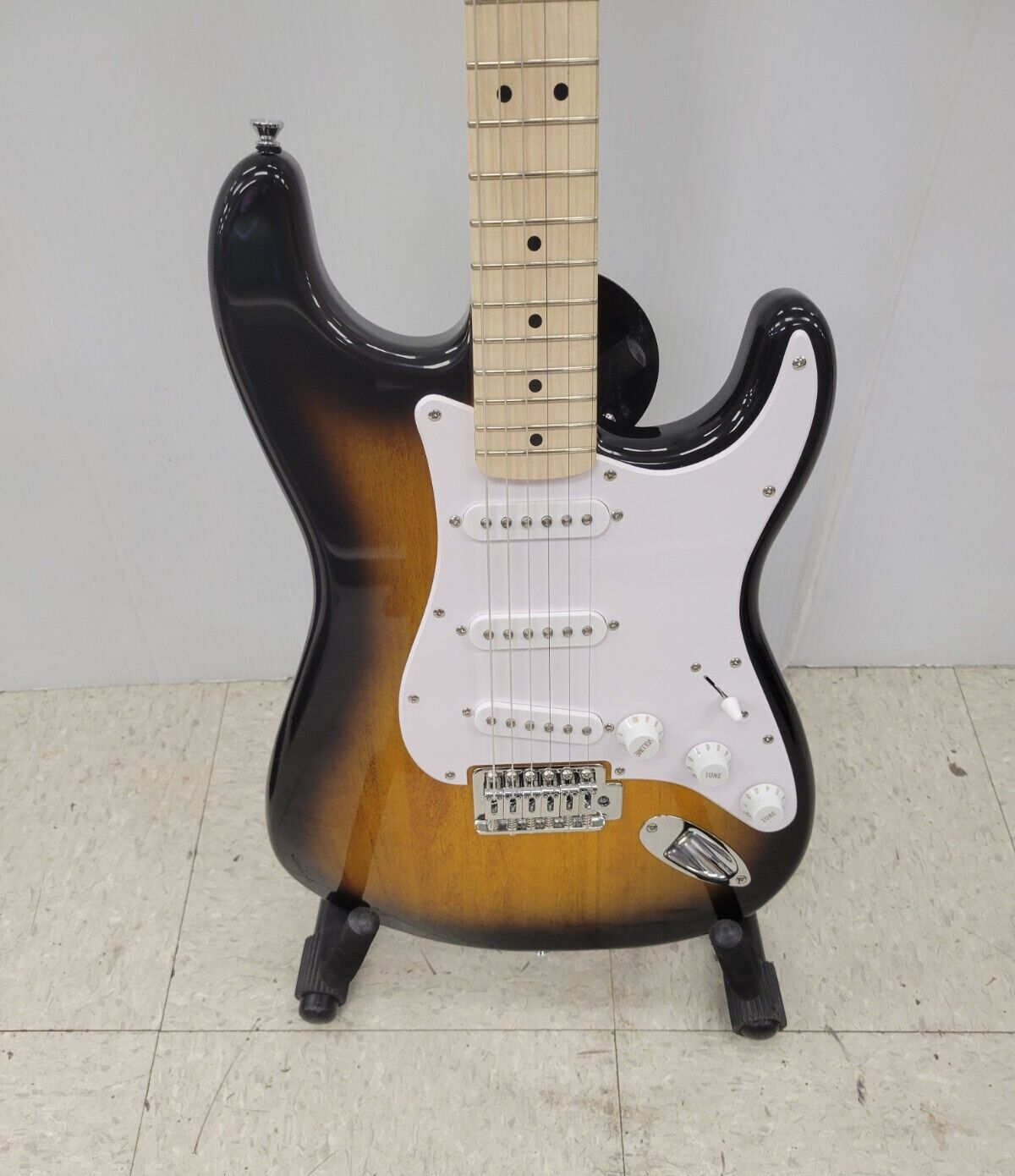 (67467-1) Squier Stratocaster Electric Guitar