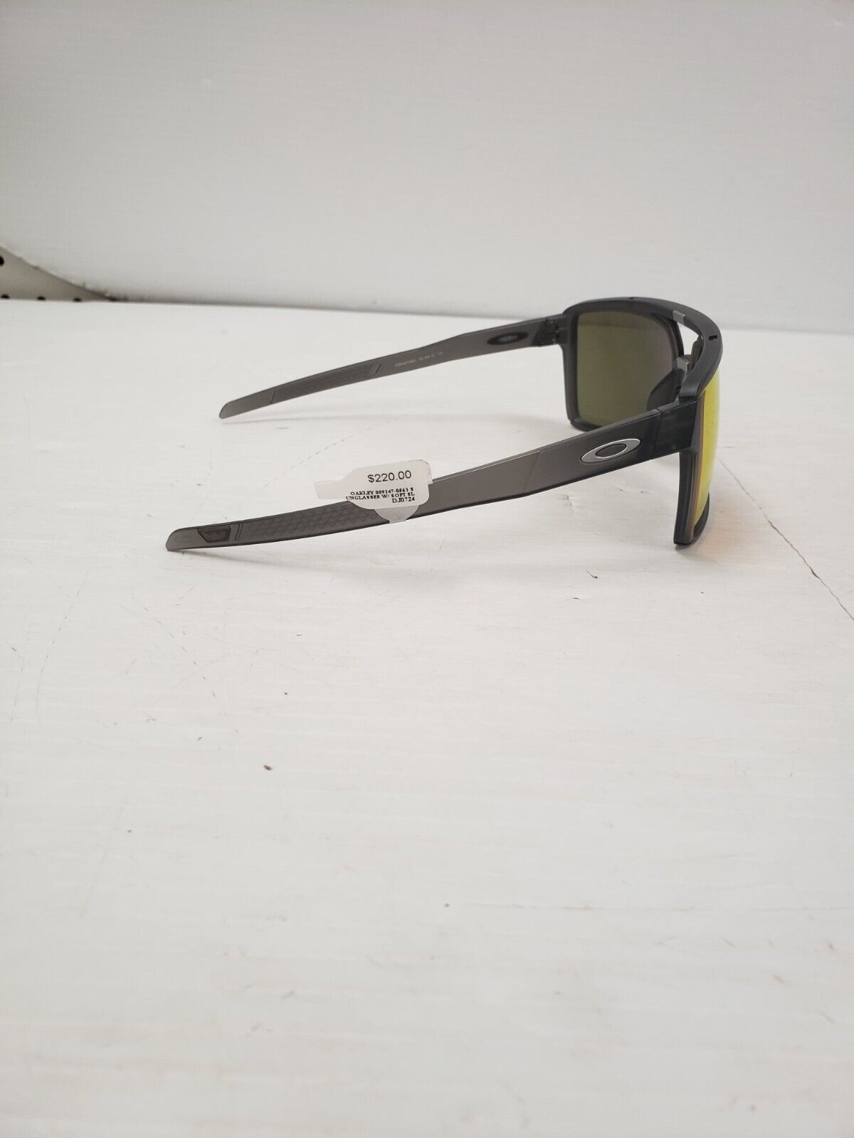 (62715-2) Oakley 009147-0563 Sunglasses