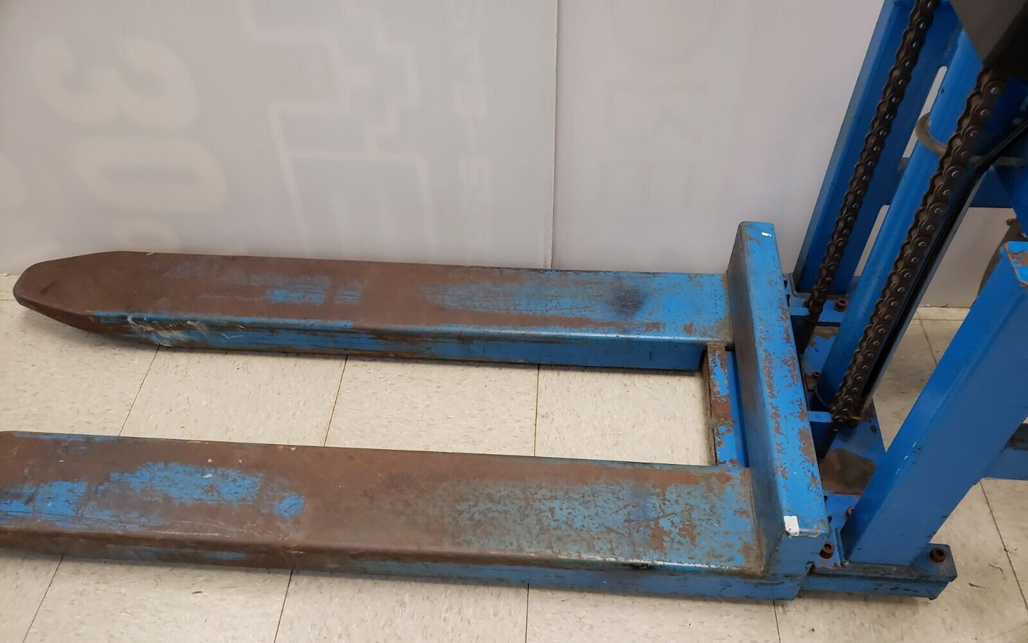 (I-33787) Bishamon LV100E Fork Lift