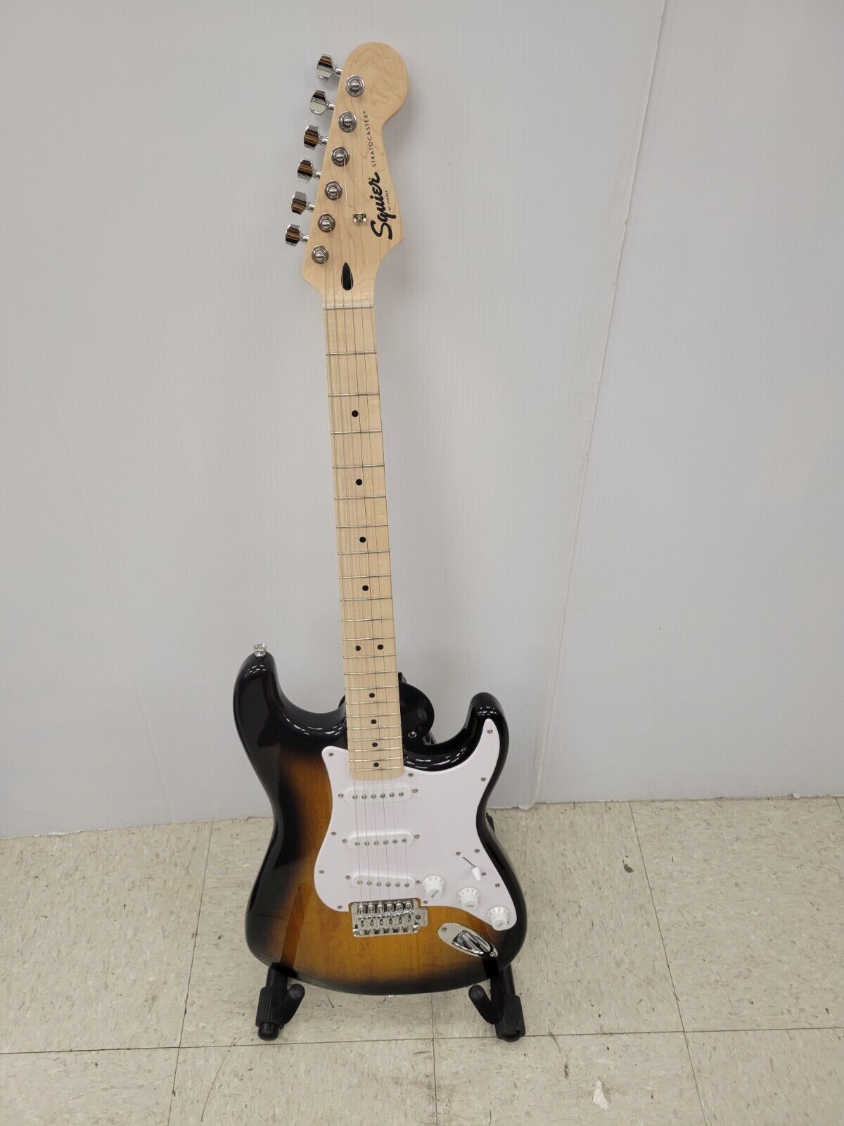 (67467-1) Squier Stratocaster Electric Guitar